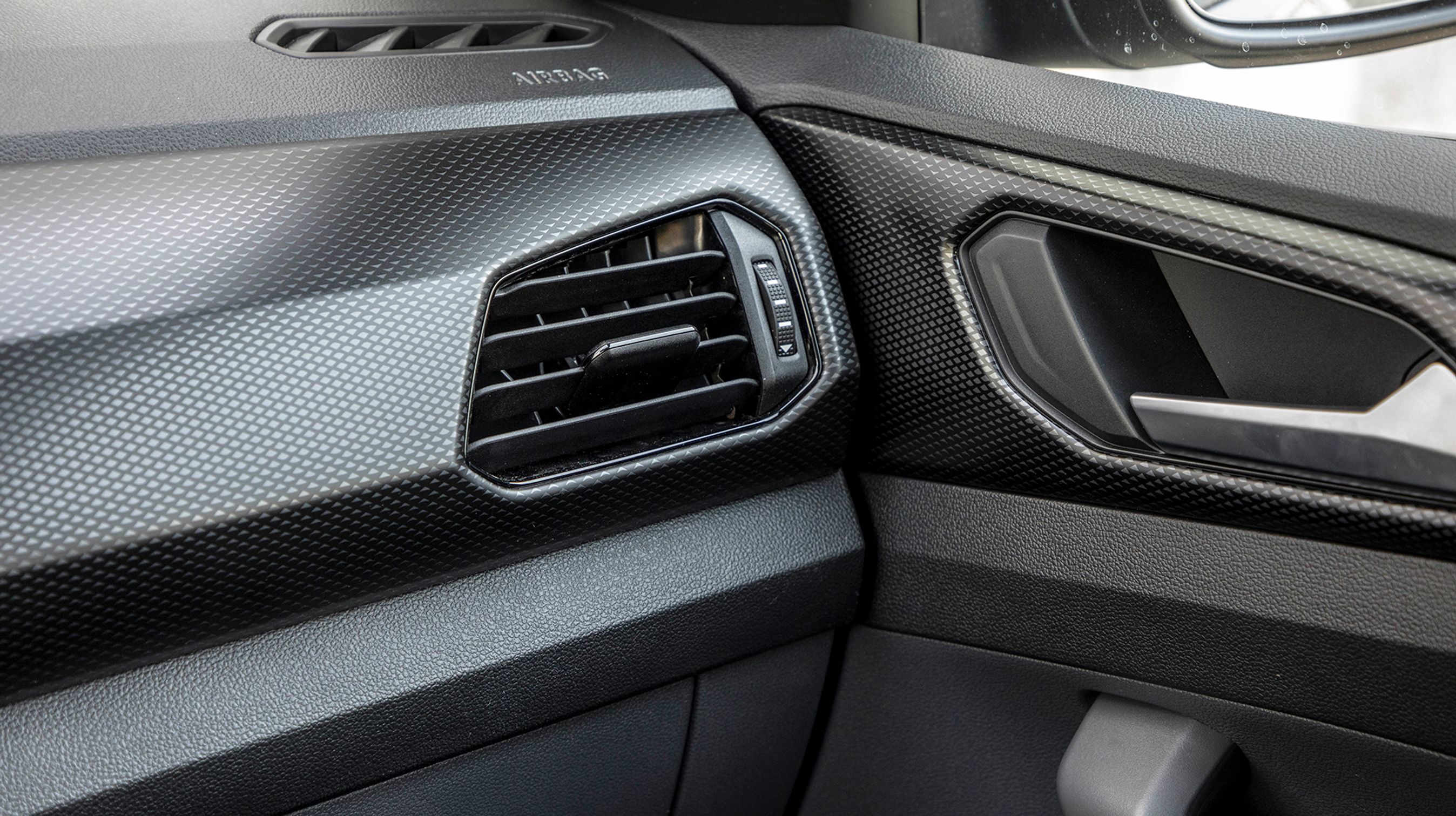 Der er mange hårde plastmaterialer i kabinen, hvilket du kan høre, hvis du slår på det. Men de knirker ikke, og designet er fornuftigt.