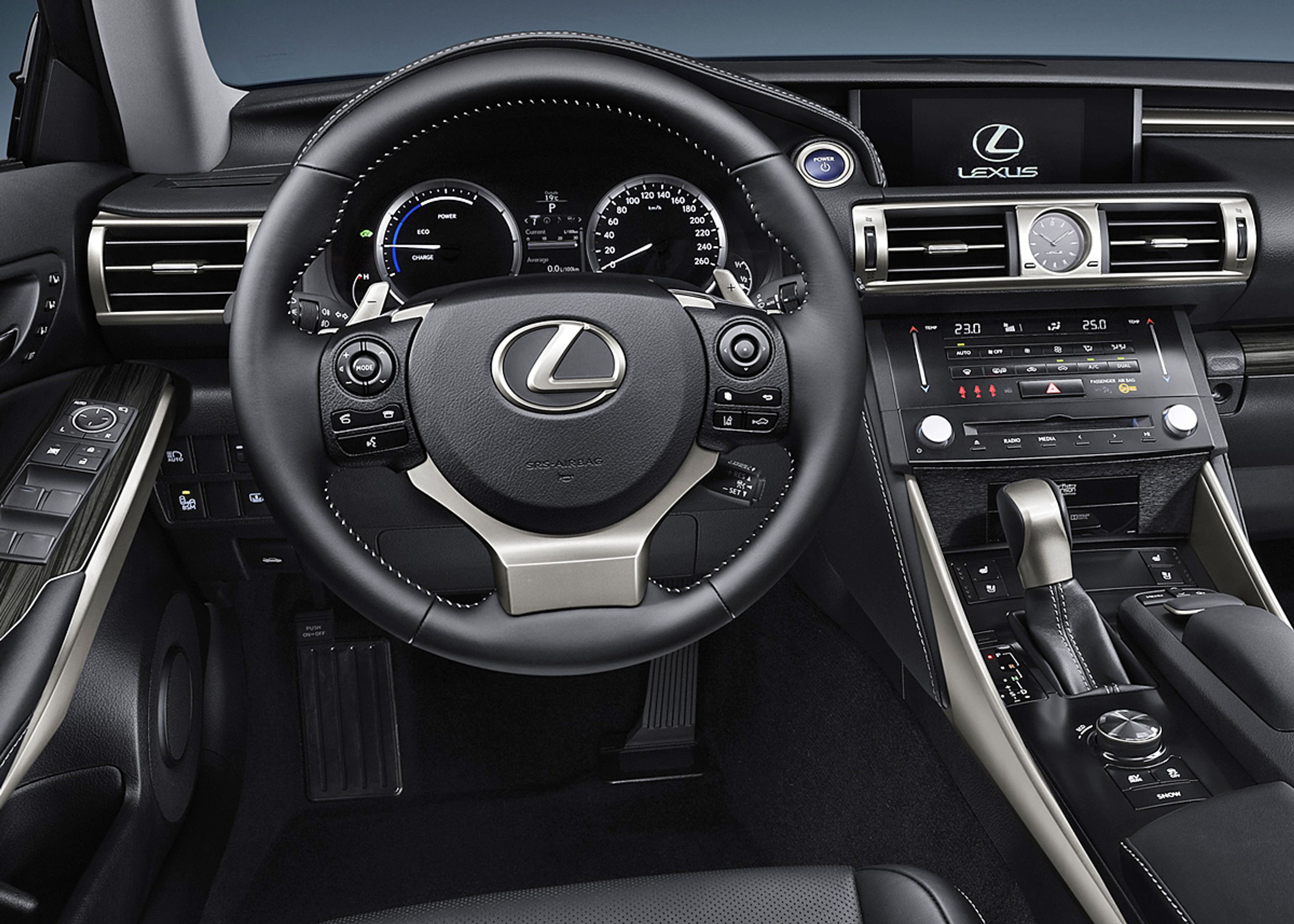 Lexus IS har en meget førerorienteret kabine, der som sædvanlig er holdt i sort-i-sort.