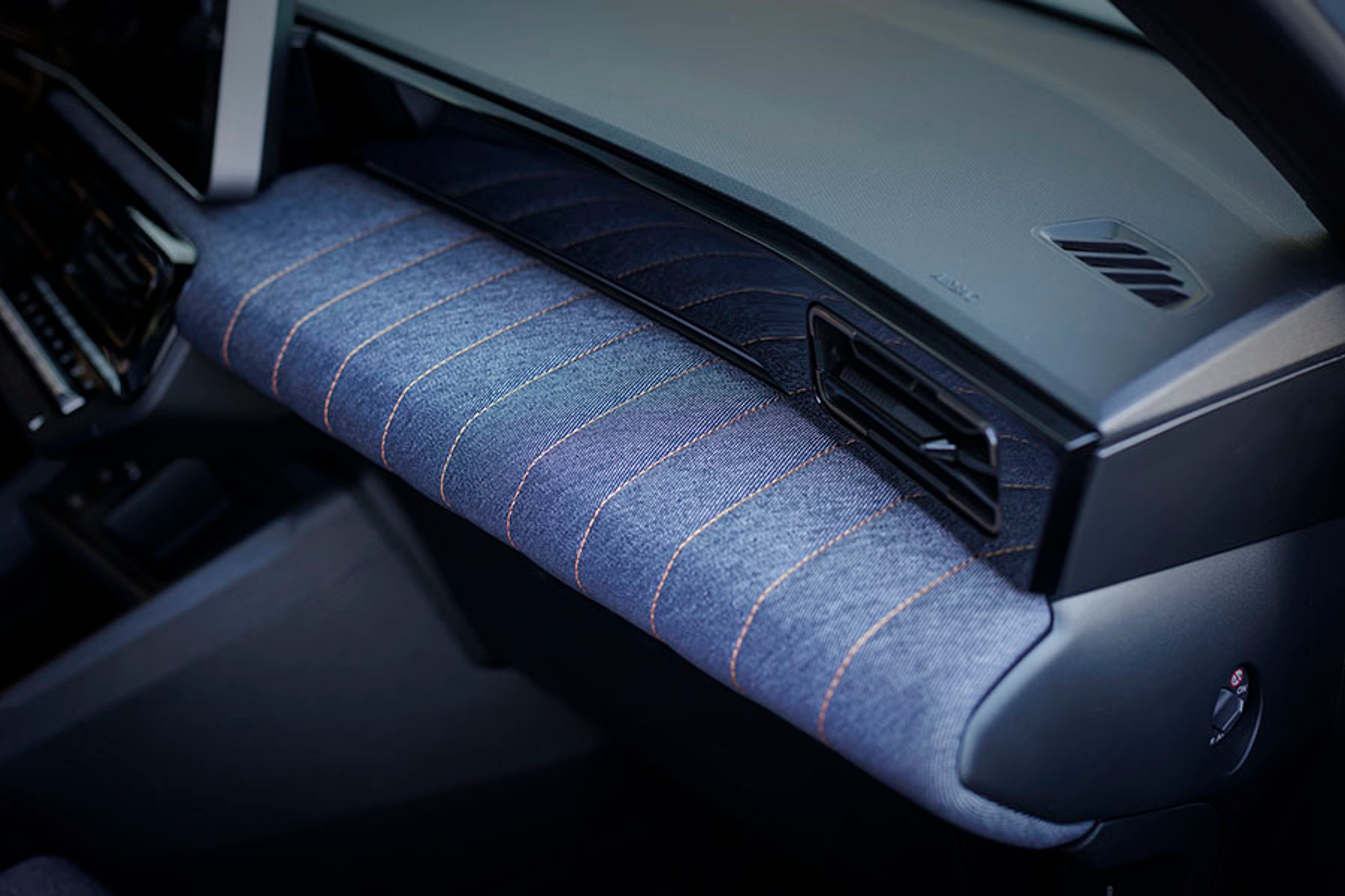 I Techno-udgaven er interiøret lavet af denimstof, der giver associationer til cowboybukser. Det er med til at give en hyggelig stemning i bilen.