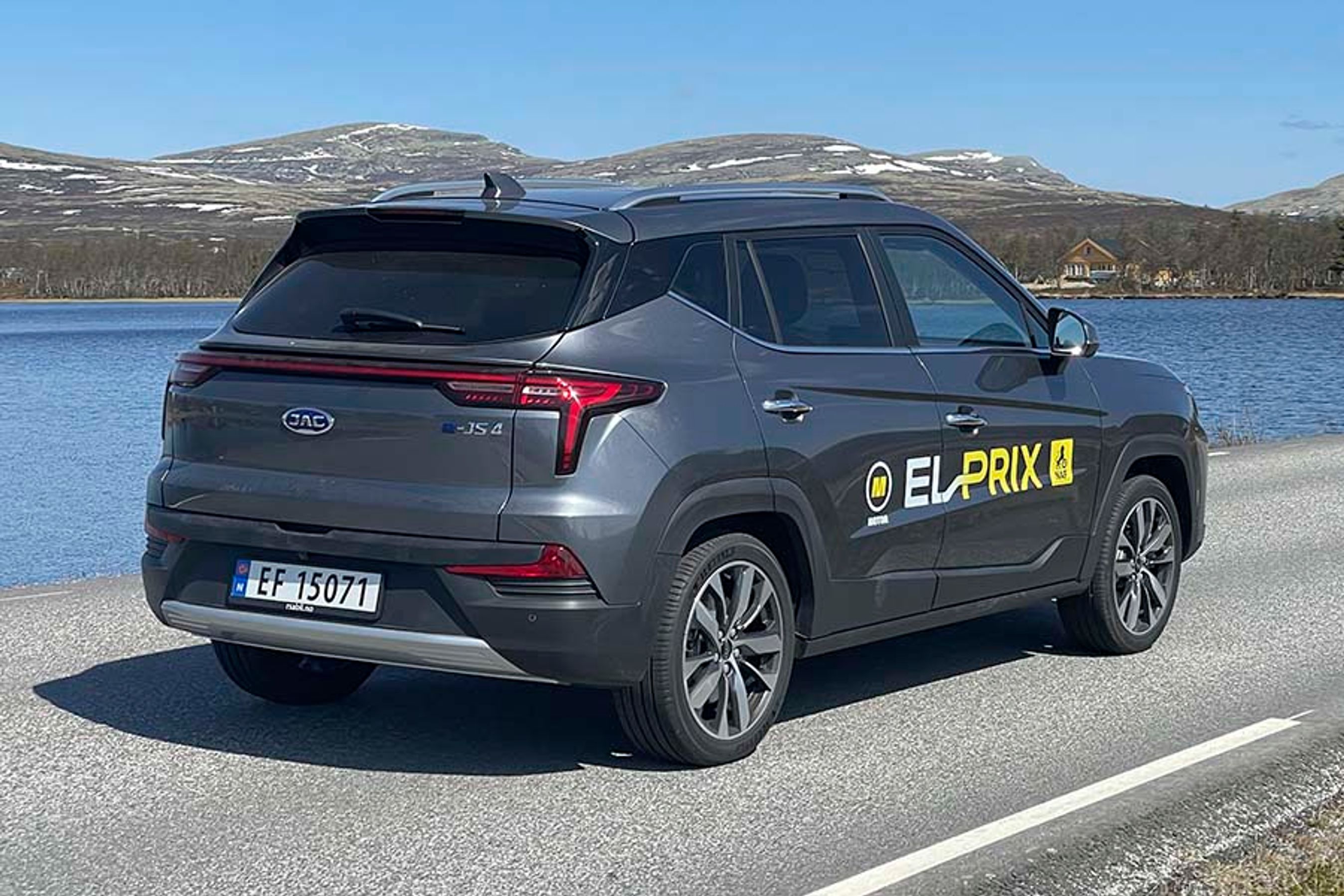 Formen er klassisk SUV, så du får lidt høje skærmkanter, høj læssehøjde til bagagerummet og en kantet designstil, der tenderer til det anonyme. 