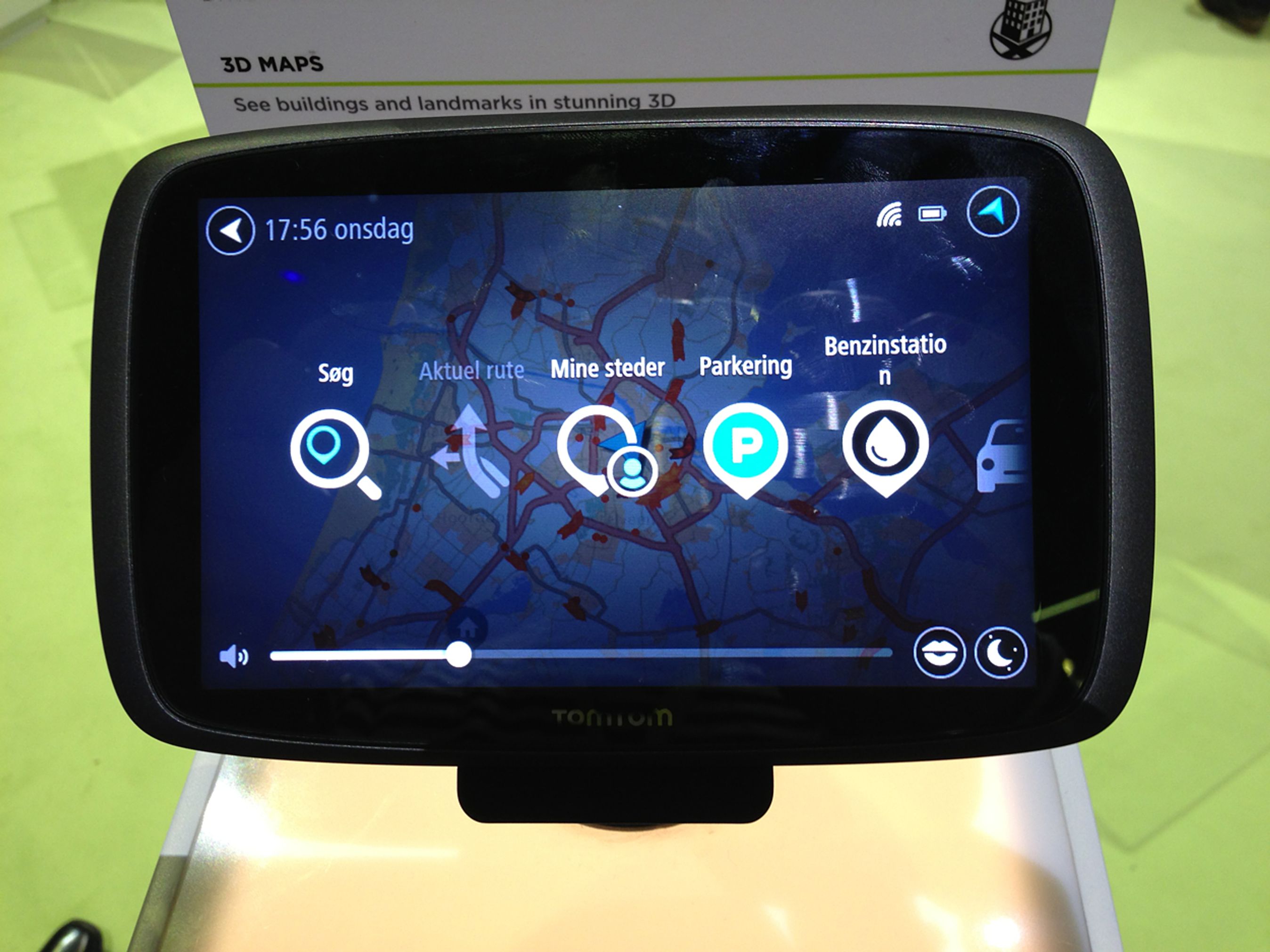 Skal du finde en konkret adresse, skal du ud i den nye hovedmenu. Den betjenes ligesom en smartphone med touch og swipe, og skærmen har den helt rigtige følsomhed. Læg mærke til, at bilaktuelle interessepunkter som parkering og benzinstation ligger helt fremme i menuen, og at menuen og al betjening er på dansk.