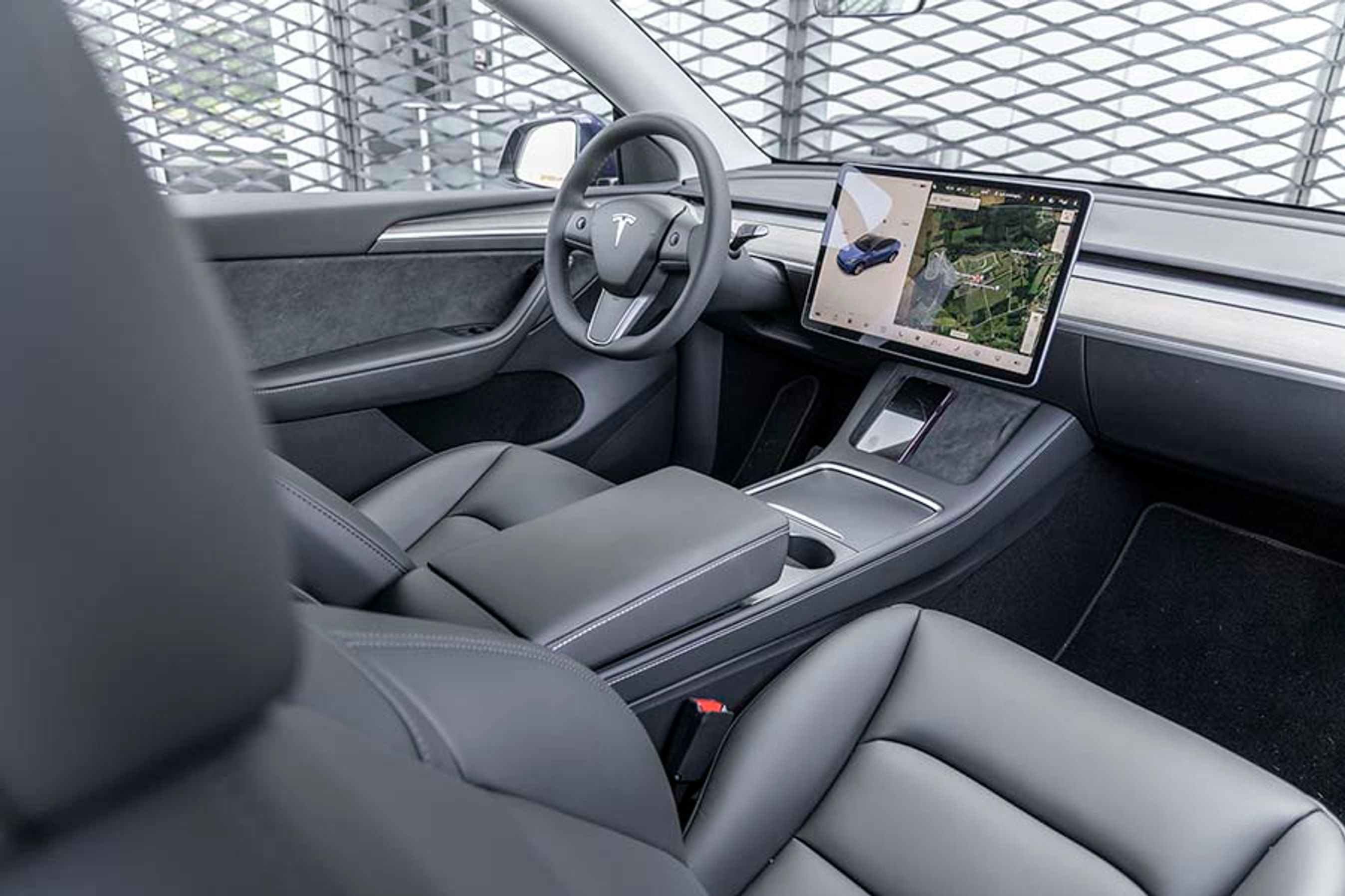 Den store midterkonsol rummer kopholdere og et stort opbevaringsrum. Der er opladning af mobilerne under skærmen.