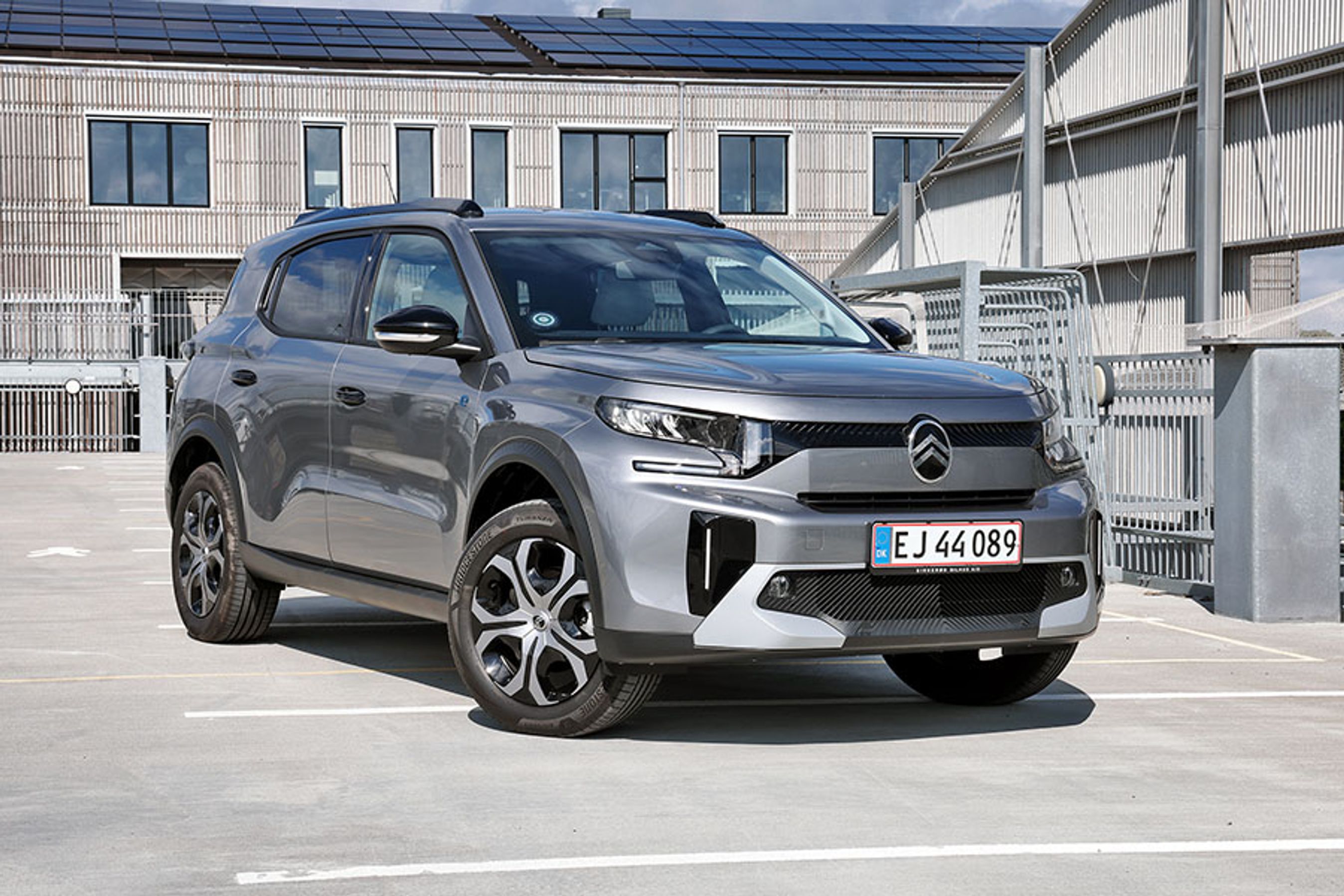Citroën ë-C3 Aircross er en af Danmarks billigste elbiler i den klasse, vi kalder mini-SUV. Det er en høj bil med en god brugsværdi. Billigste version koster 200.000 kr., og her har vi testet mellemniveauet til 215.000 kr. i farven Grå Merkur, der koster 7.000 kr. ekstra.