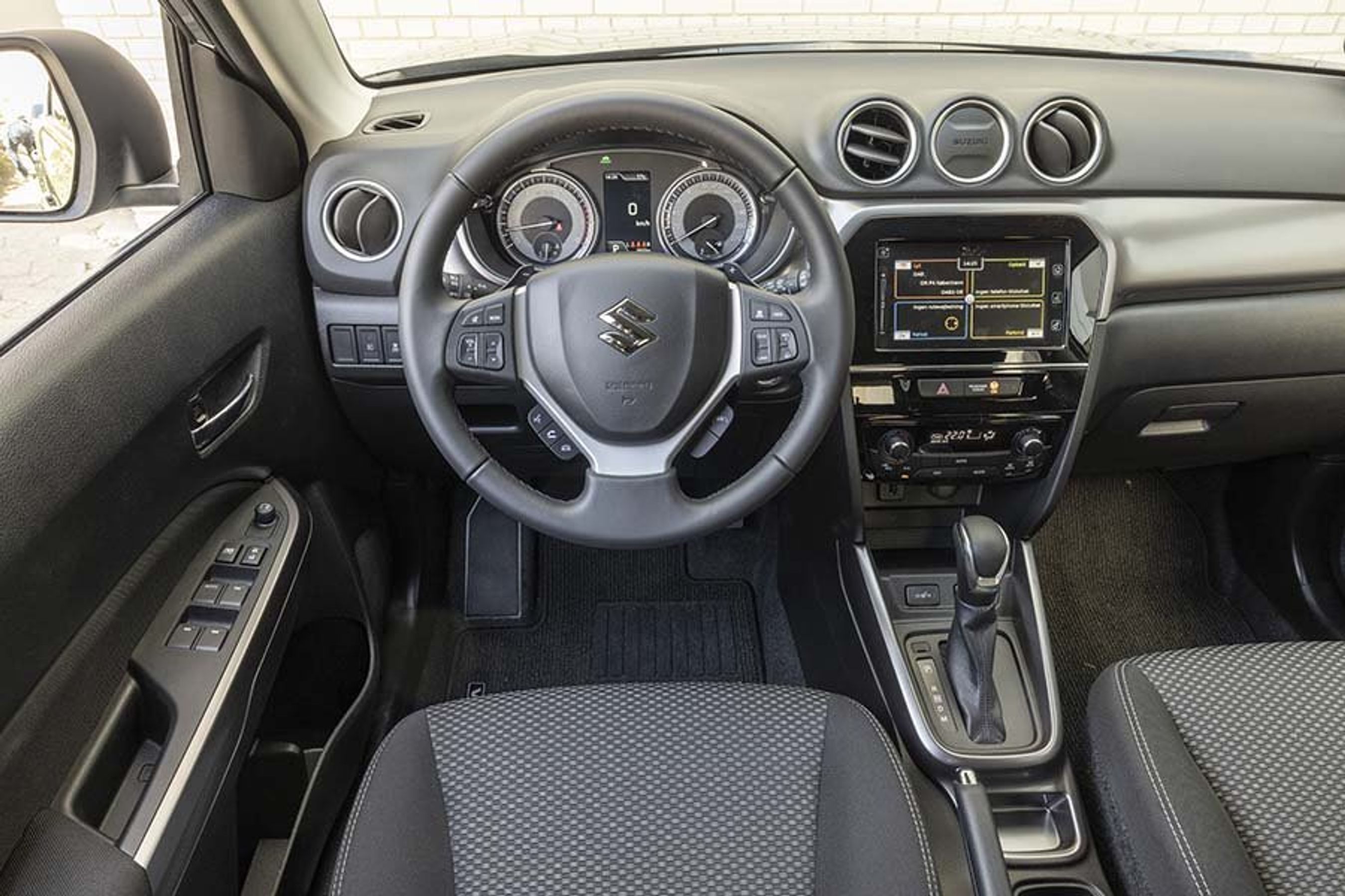 Førerpladsen er velindrettet med knapper på rattet til fartpilot, lydanlæg og ikke mindst til- og frakobling af vognbaneassistenten.