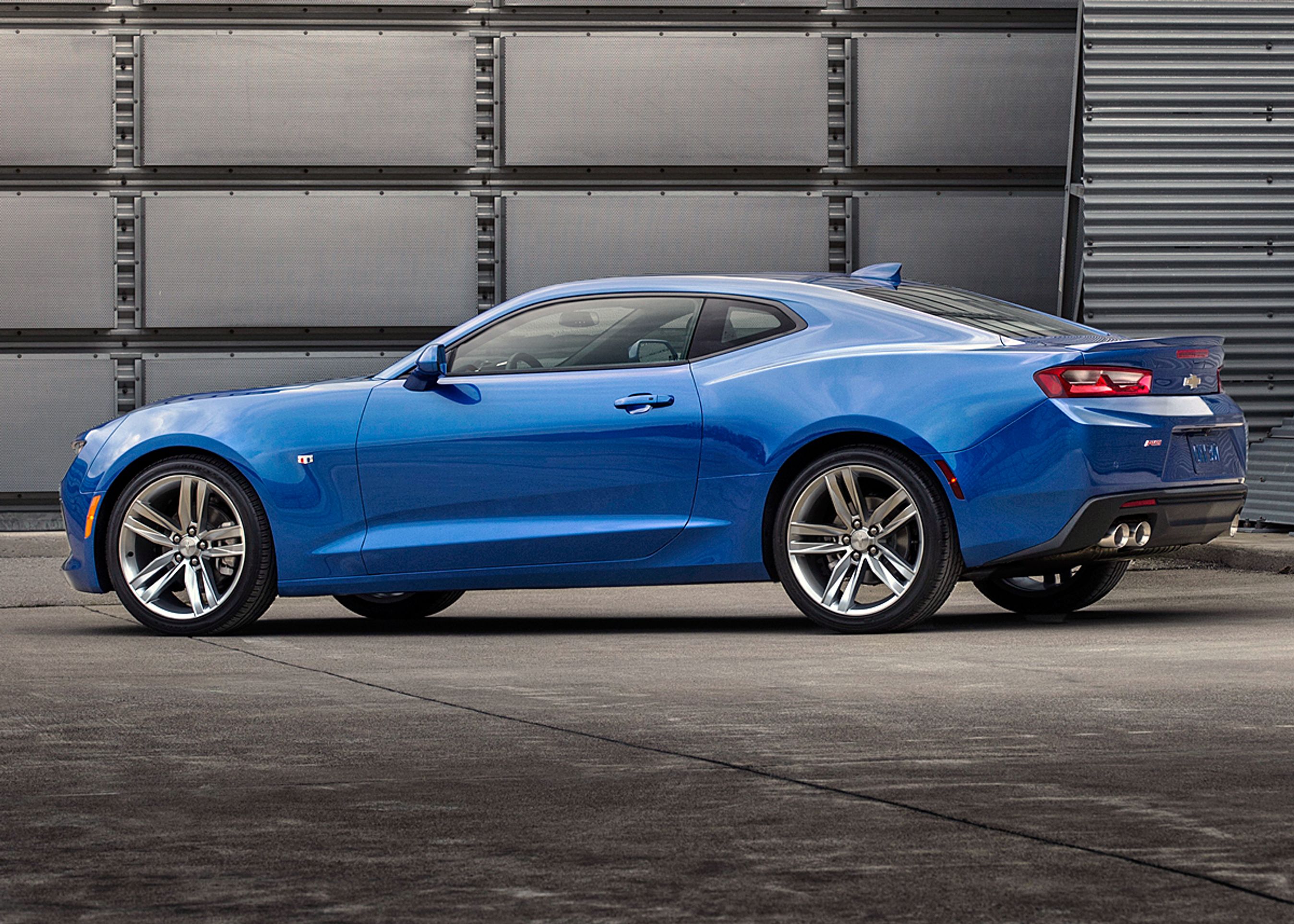 Den nye Chevrolet Camaro har fået et mere skulpturelt karrosseri - og er blevet lidt mindre på alle ledder. 