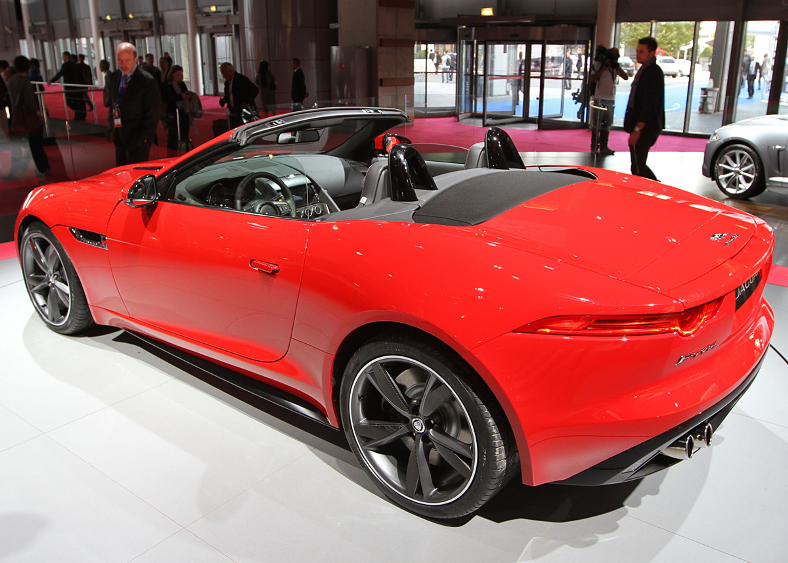 F-Type er en roadster med stofkaleche.