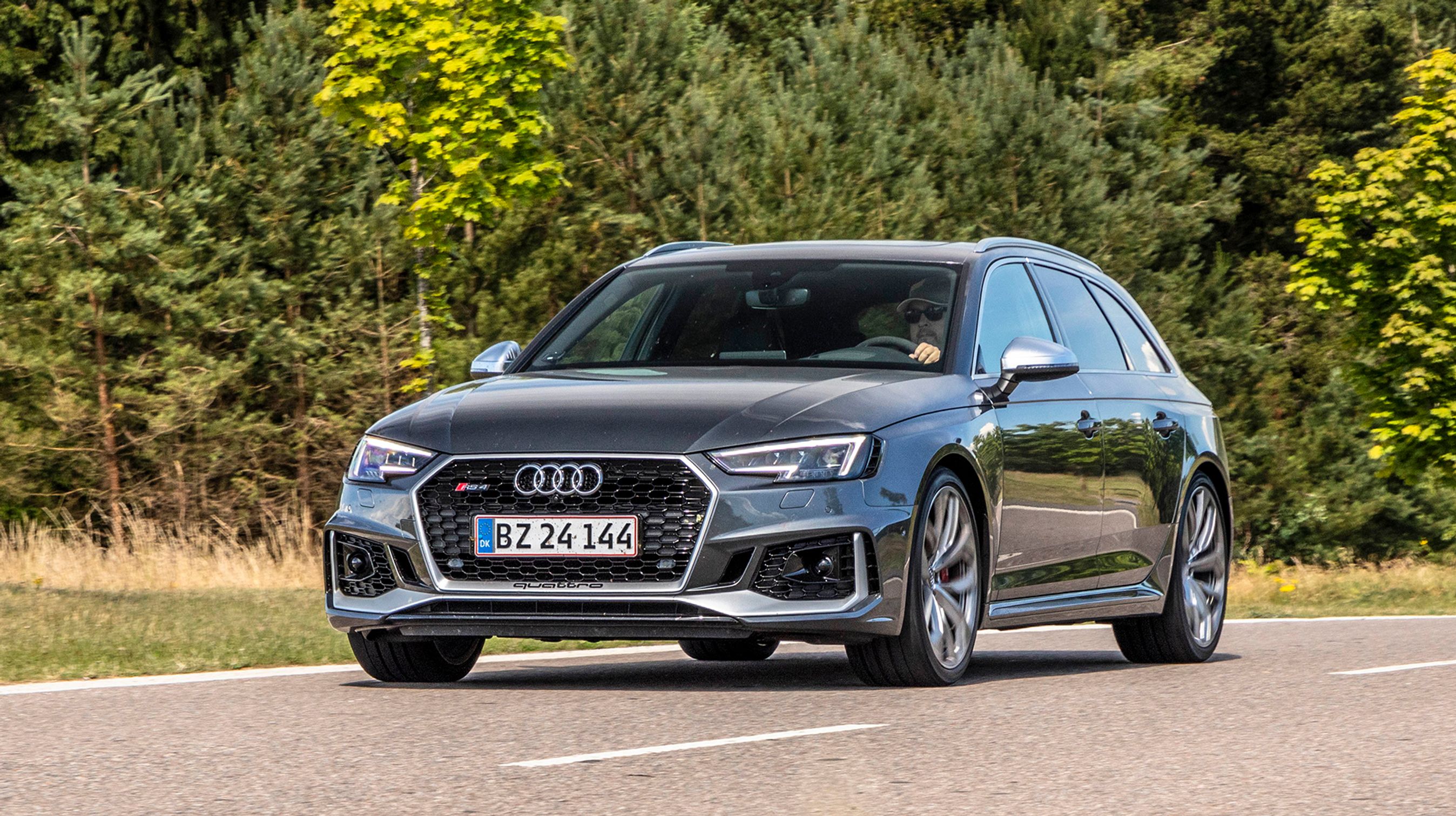 Fronten er tegnet mere aggressivt tegnet op med store luftindtag under forlygterne og et quattro-logo under nummerpladen.