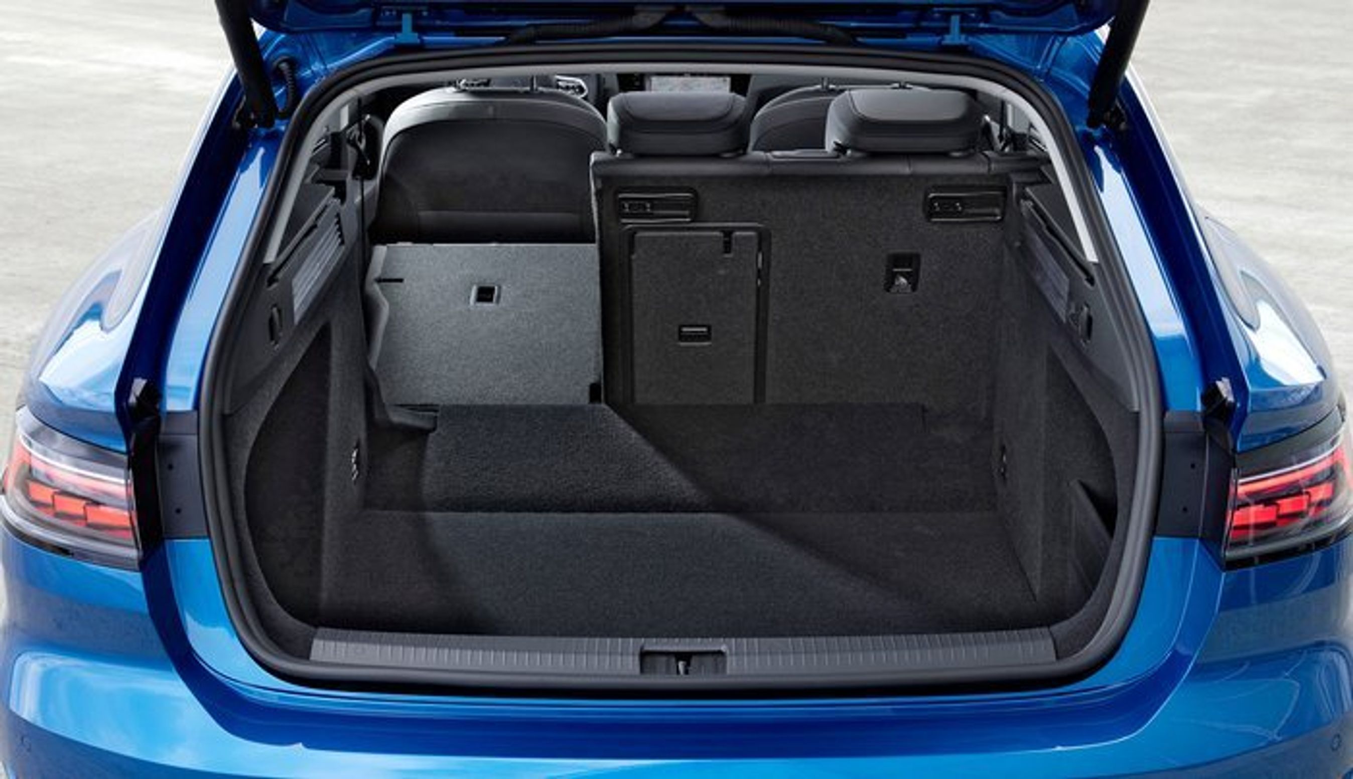 Bagagerummet er stort og dybt. 565 liter kan der være - 2 mere end i den femdørs.