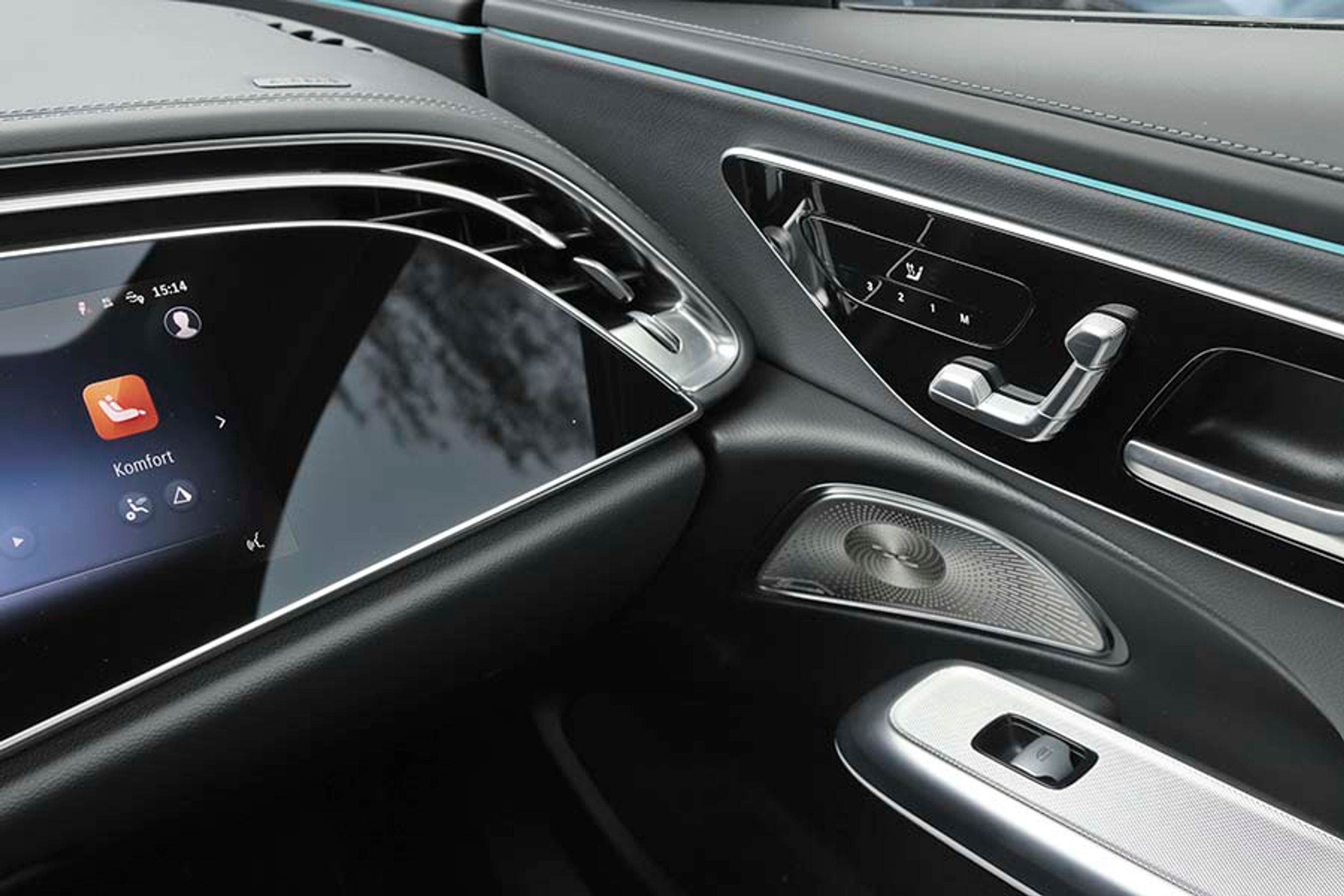 Foran passagersædet er der en ekstra skærm, og generelt er materialekvaliteten en fornøjelse at inspicere.