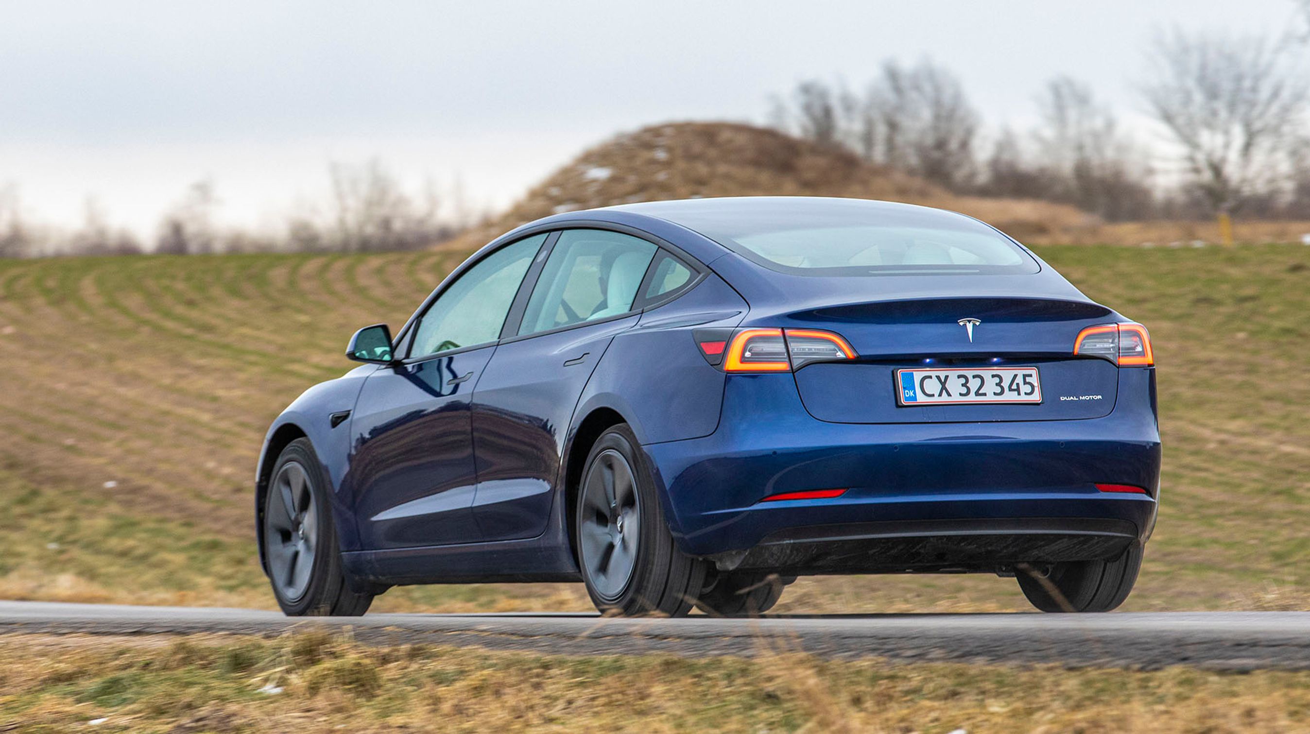 Tesla Model 3 er en firedørs sedan med udvendigt bagagerum både for og bag. Dørenes vinduer er rammeløse, og det kan give en del vindstøj, når man kører hurtigt.