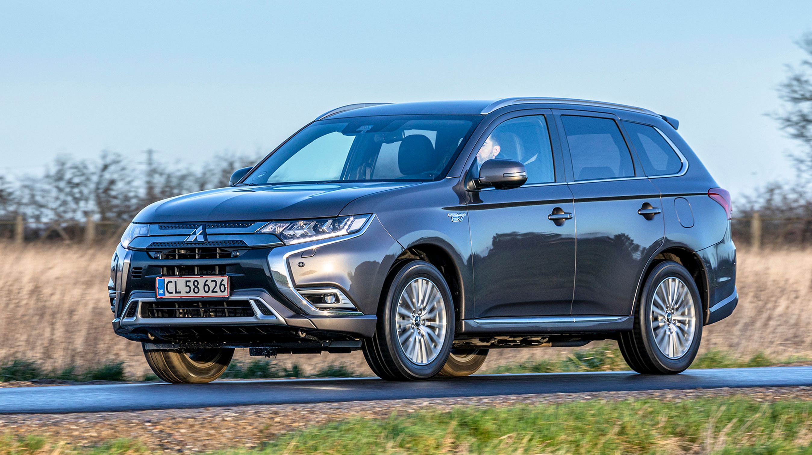 Den store Outlander har fået en front, der lægger sig fint i den designlinje, man kender fra mærkets øvrige modeller.