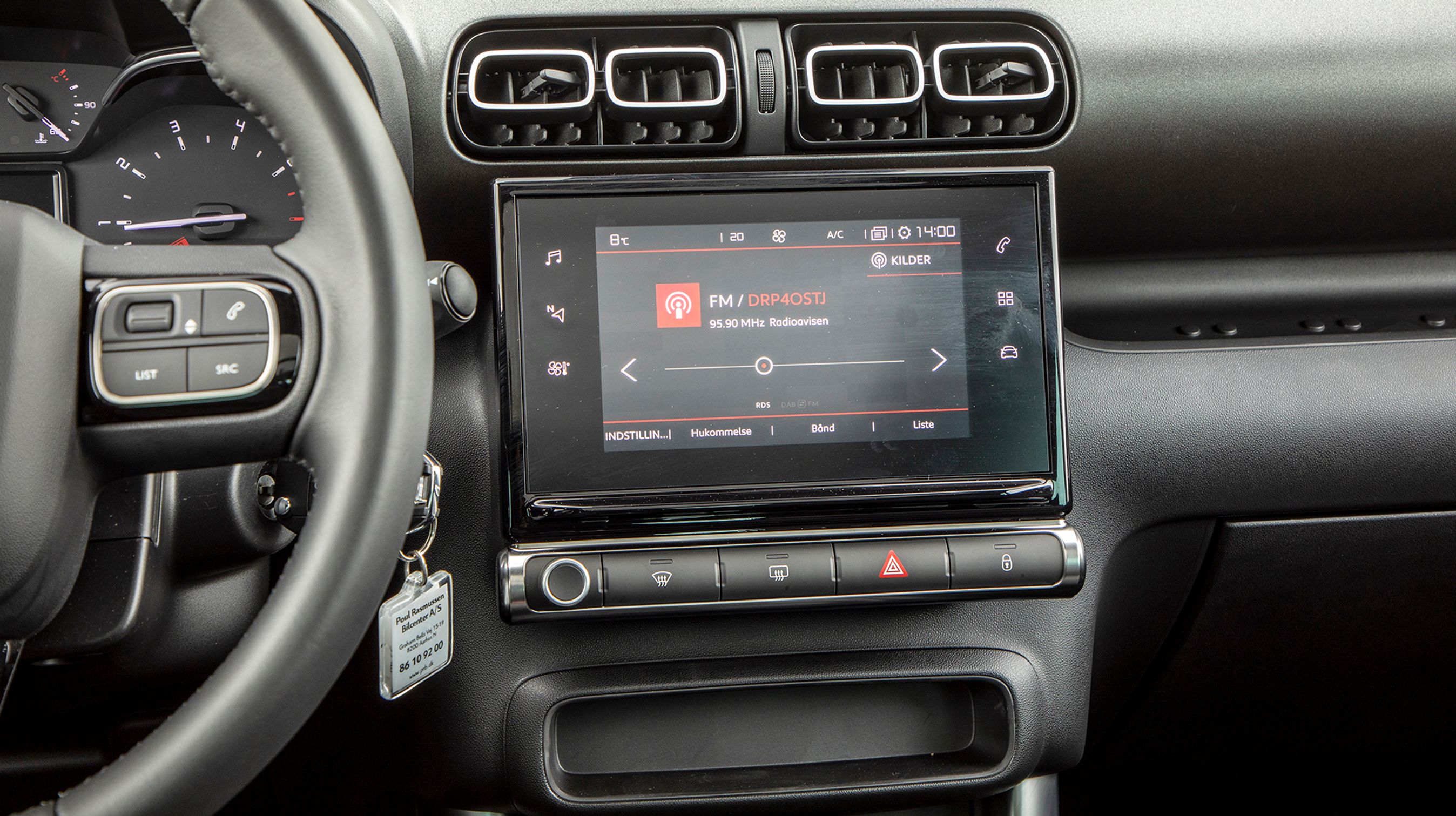 Skærmen rummer bl.a. Apple CarPlay som standard, hvilket sørger for enkel betjening af en iPhone inklusive dens navigationsanlæg.