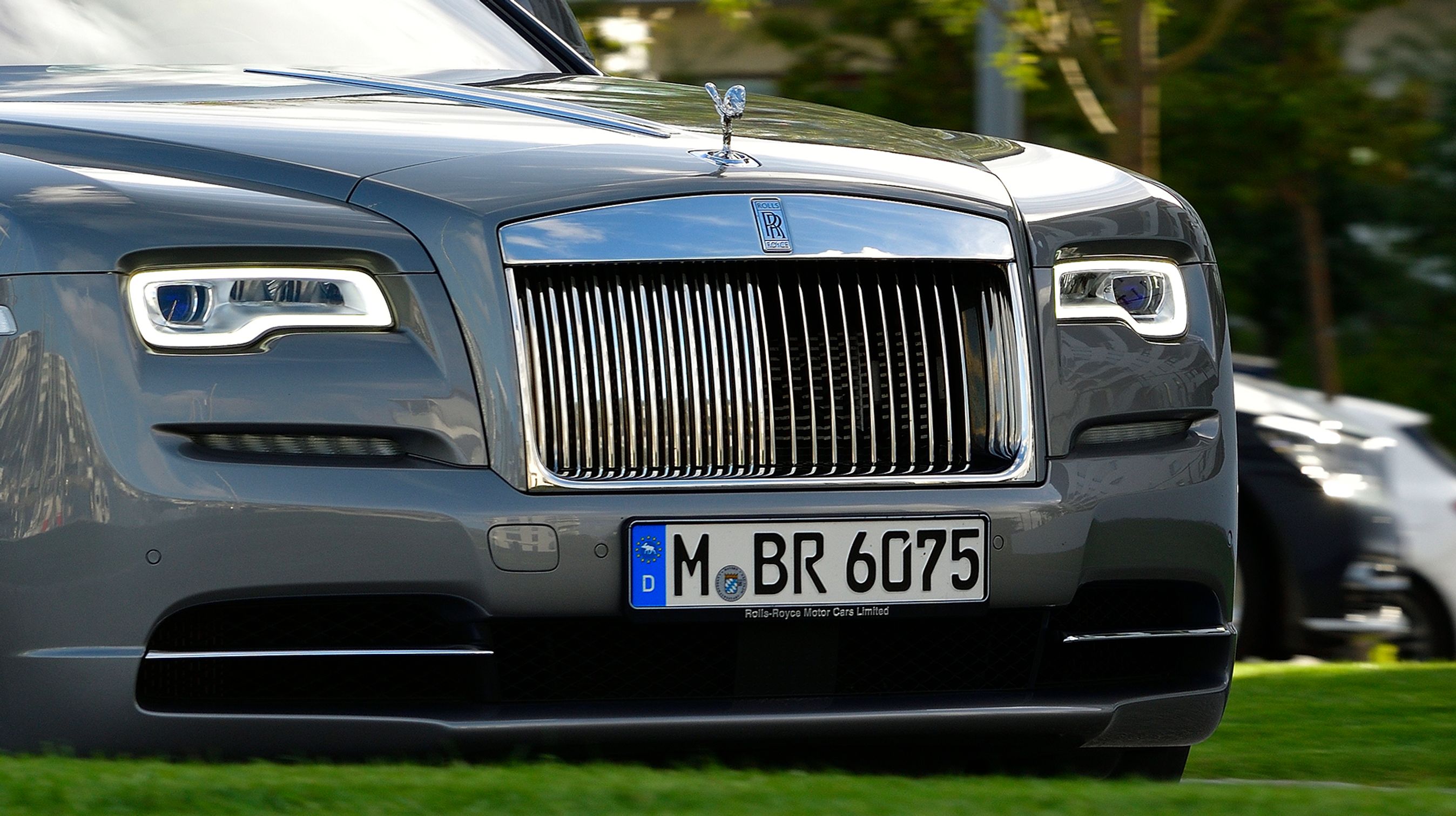 Den typiske Rolls-Royce-grill med „The Spirit of Ecstacy“ – også kaldet „Flying Lady“ – er naturligvis en del af fronten på RR Dawn.