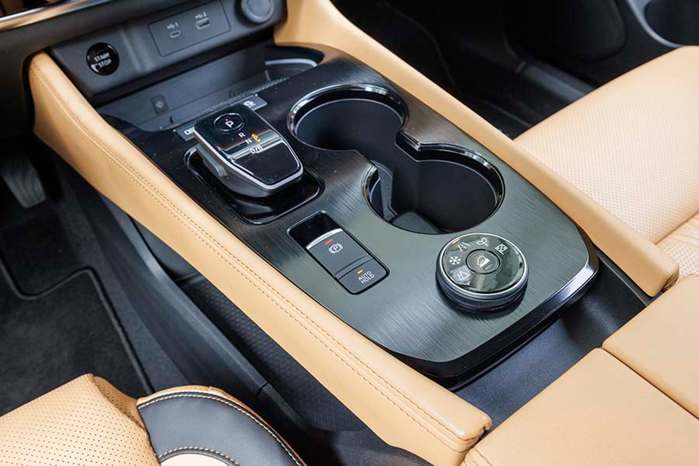 Gearvælgeren er af den elektroniske type og er let at betjene. Det runde drejegreb styrer valg af kørselsprogram, hvor man kan vælge mellem ’off-road’, ’snow’, ’standard’, ’Eco’ og ’Sport’. Trykker man i midten, aktiveres downhill-control, som selv nedbremser bilen, når man kører ned ad bakker i terrænet.