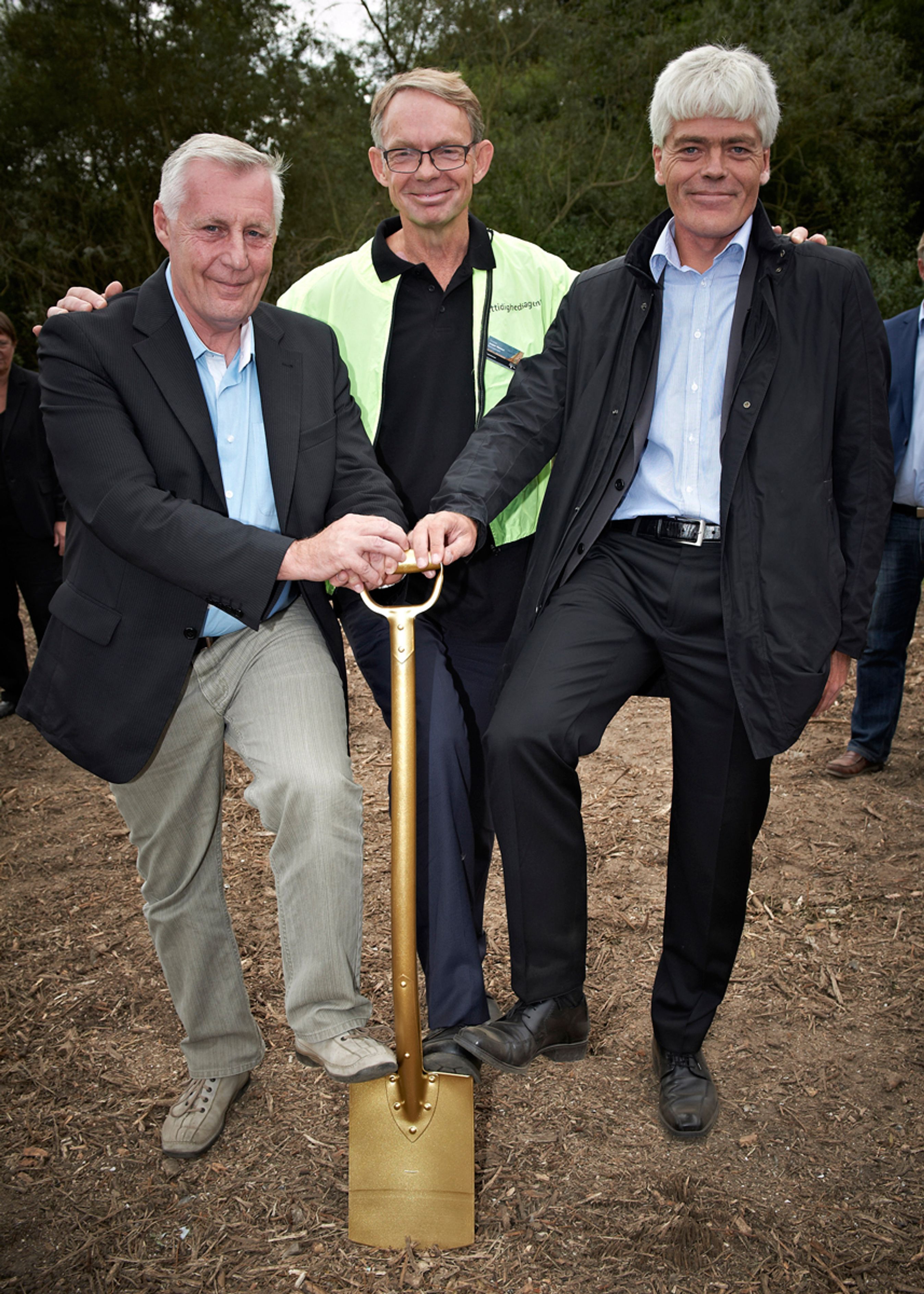 Projektet udføres af Vejdirektoratet og Bane Danmark i fællesskab. Så transportministeren havde assistance af Bane Danmarks administrerende direktør Jesper Hansen (i midten) og Vejdirektoratets direktør Per Jacobsen (th).