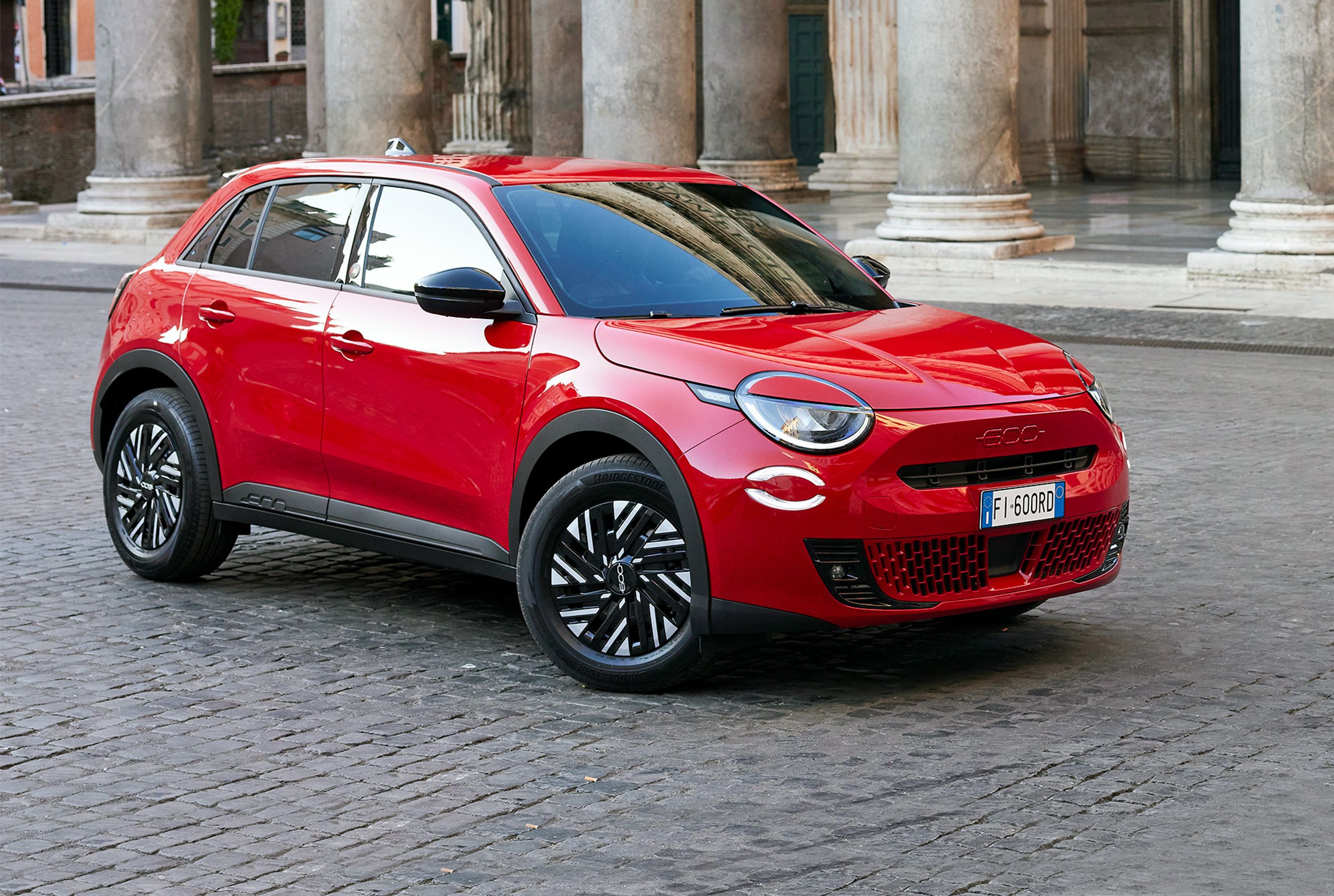 Fiat 600e forfra.
