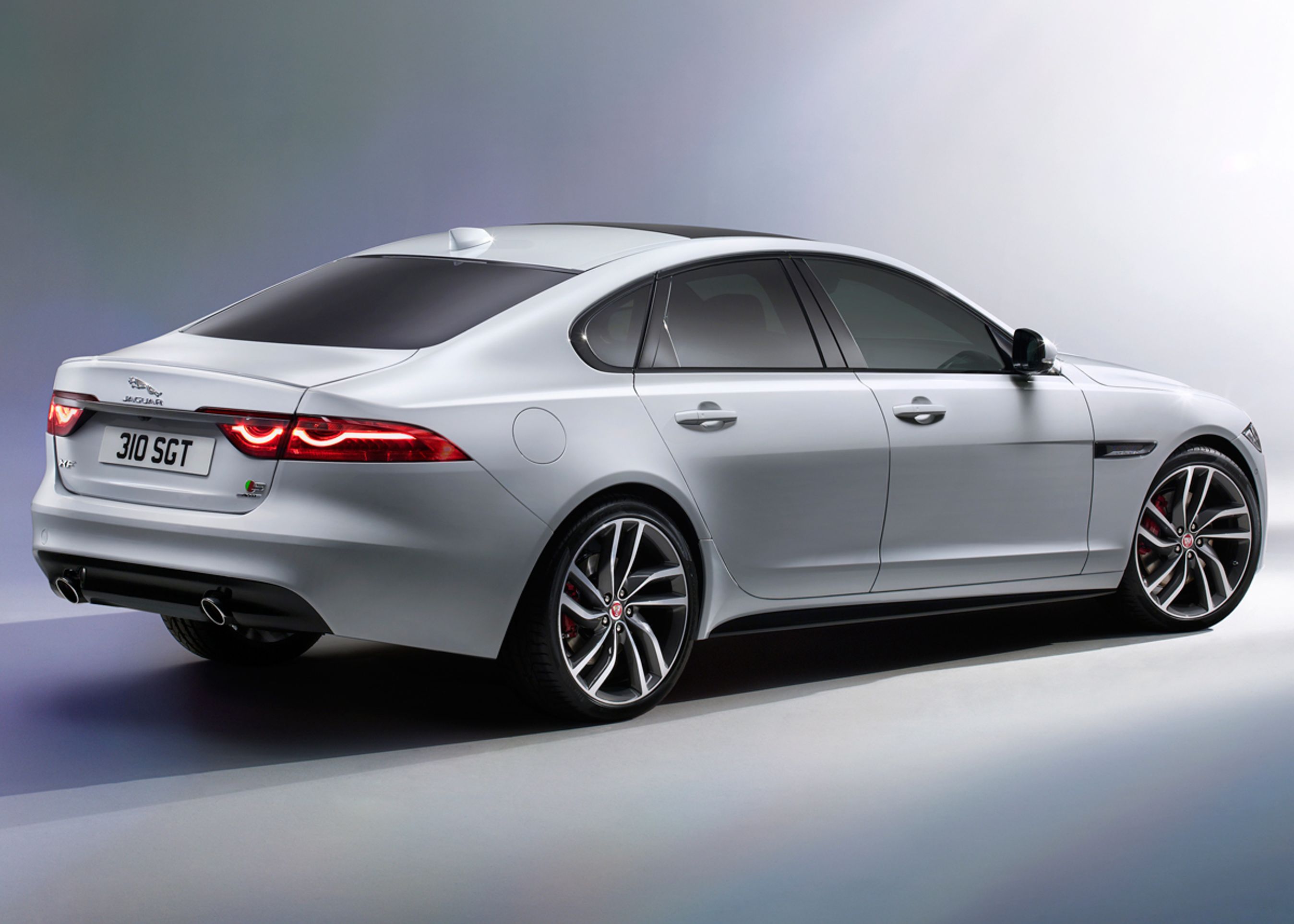 Den nye Jaguar XF har coupéform, men ifølge Jaguar er der god plads på bagsædet, både til knæ og hoved. Fotos: Jaguar