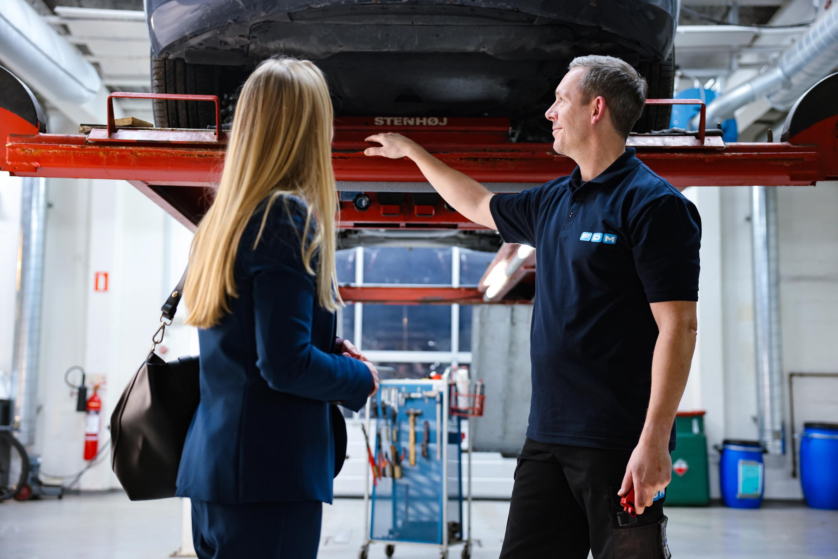 Testassistent-gennemgår-bil-efter-bilsyn-med-kunde