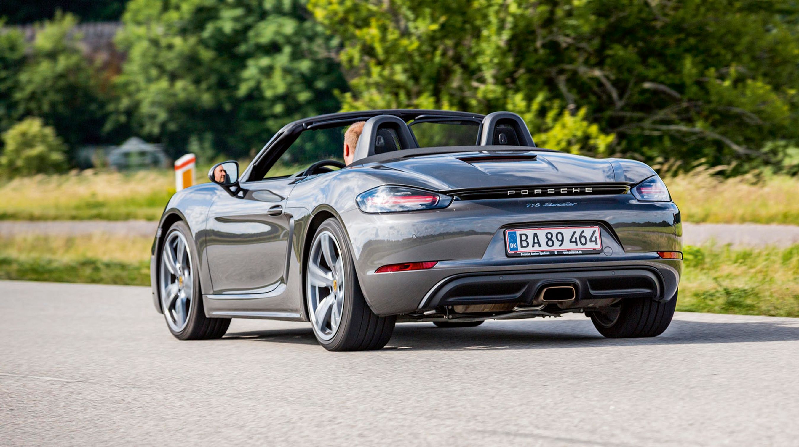 Den faceliftede tredjegenerations Boxster kan kendes på, at der står Porsche mellem baglygterne.