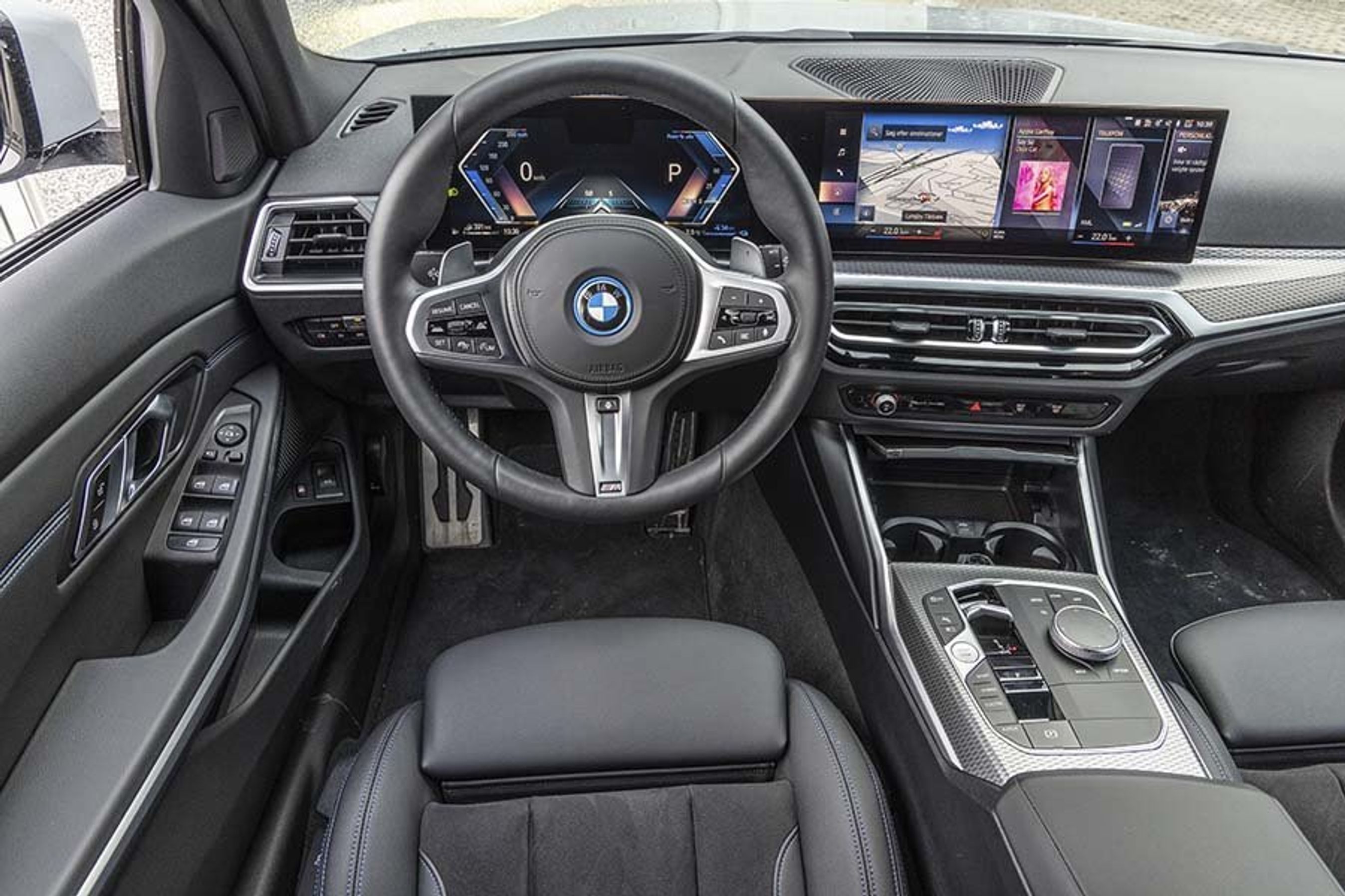 Den store skærm er den største forandring i kabinen. 