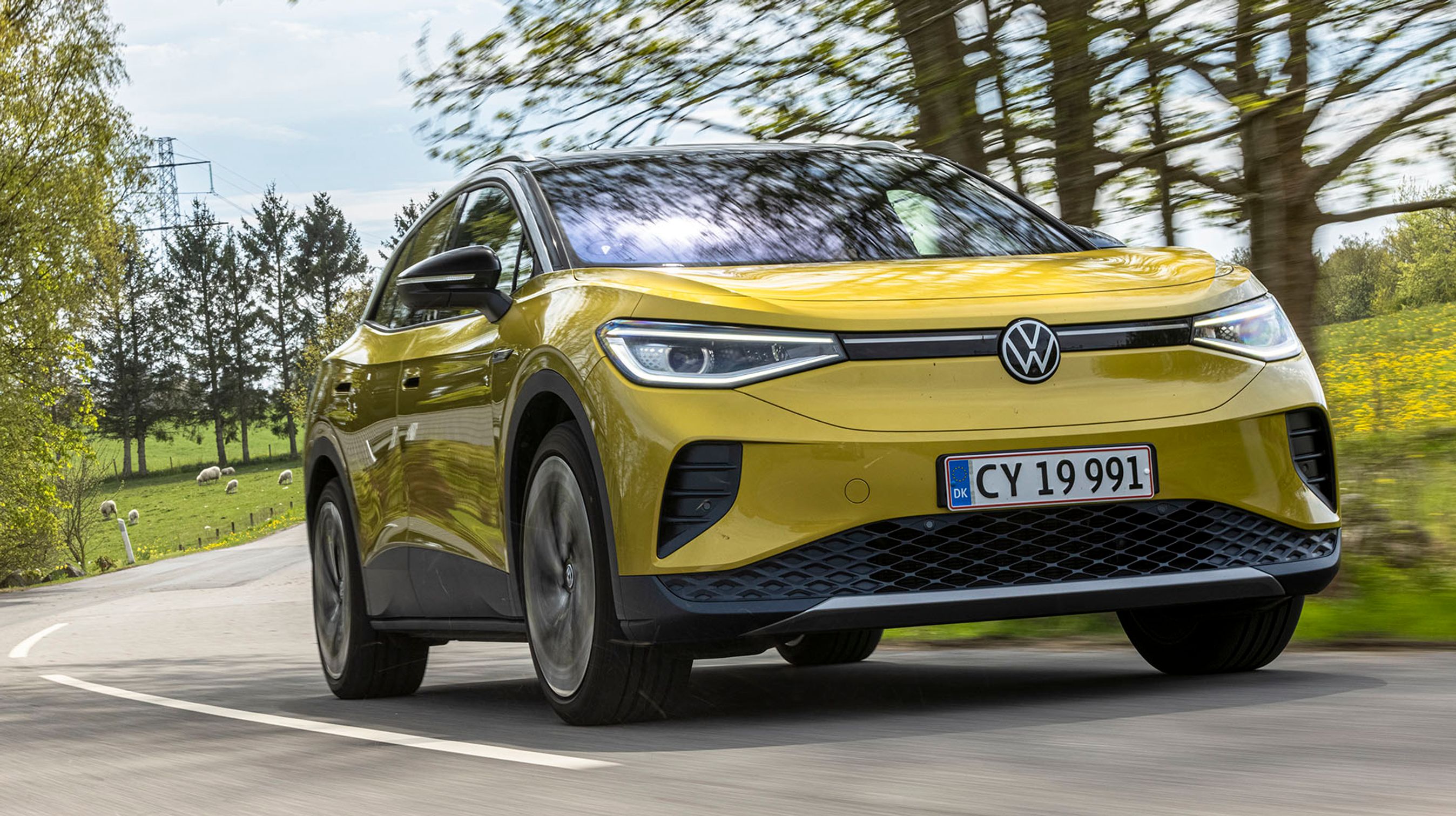 Fronten på ID.4 er imødekommende, ja nærmest smilende, og skiller sig dermed ret meget ud fra de andre tilsvarende elbiler fra Audi og Skoda.