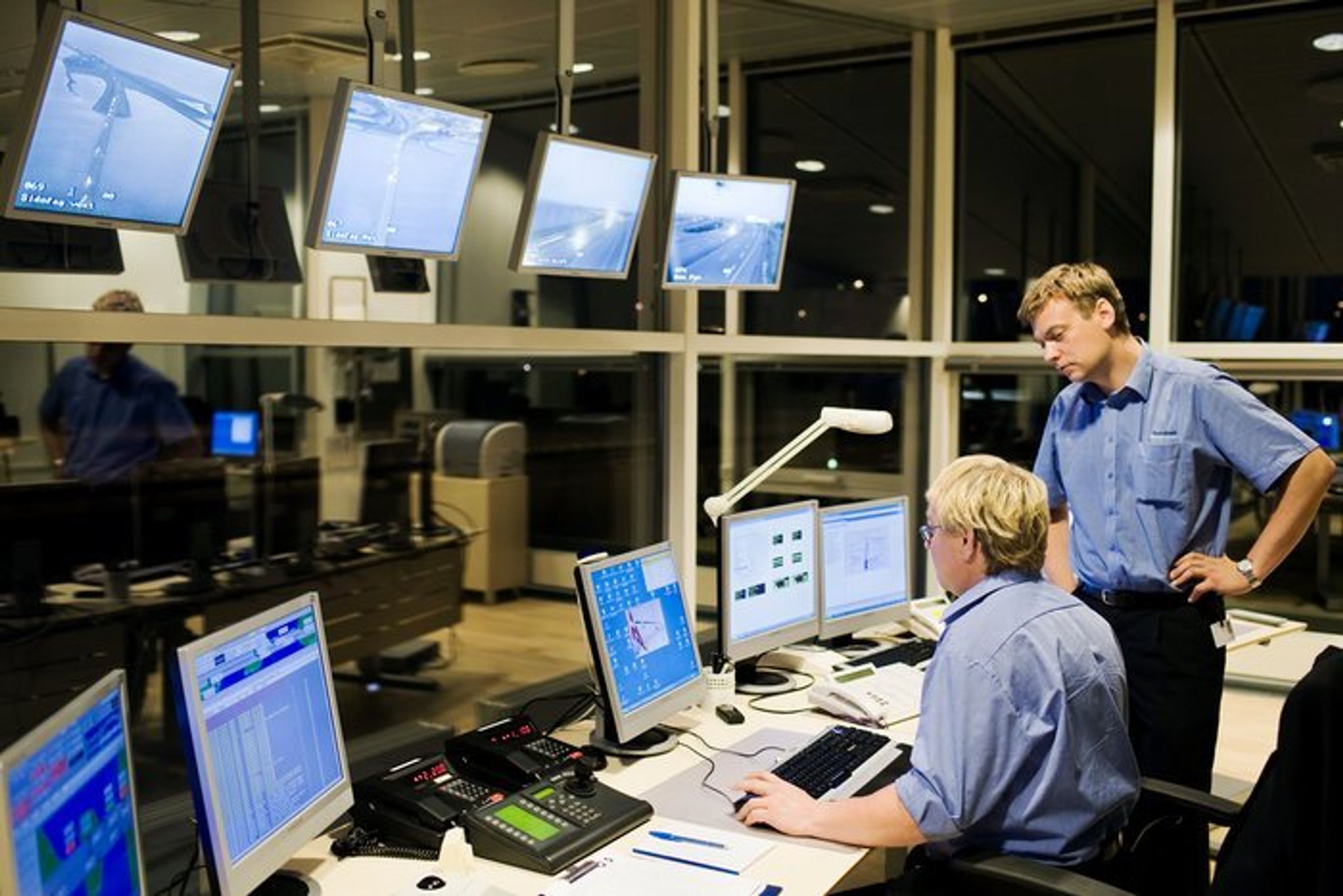 Der vil stadig være hjælp at hente i betalingsanlægget. Men fremover foregår det via samtaleanlæg med kontrolcenteret.