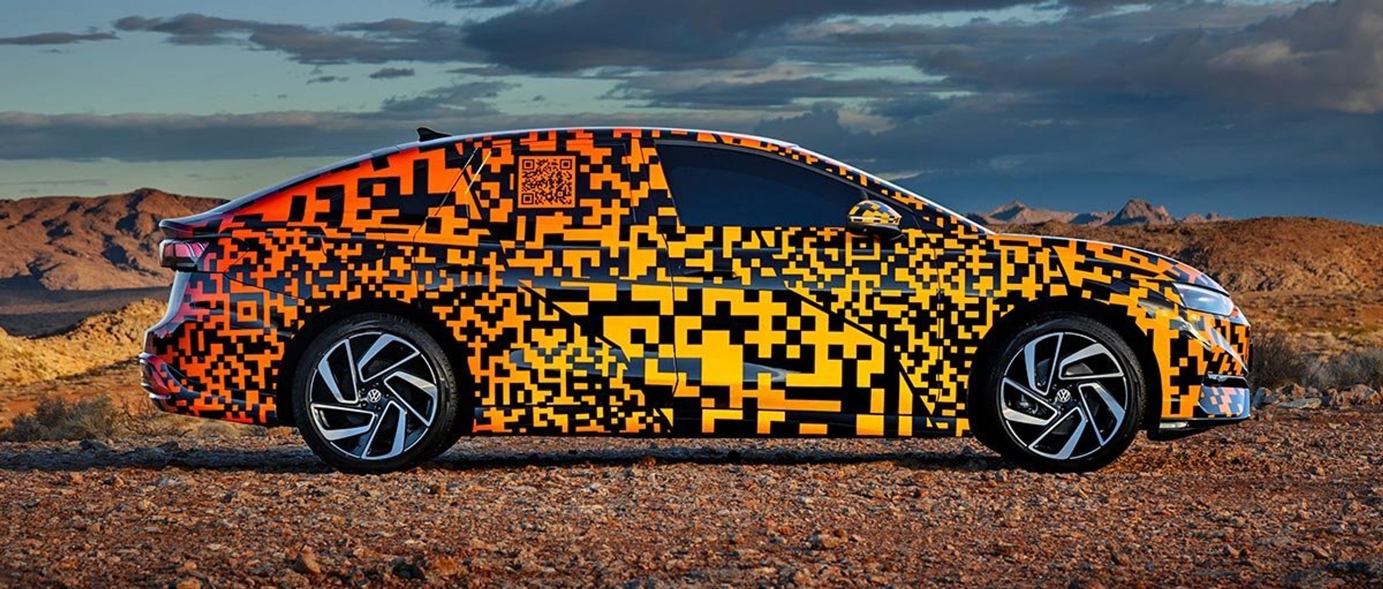 VW ID. 7 er en femdørs med stor bagklap. Bilen er med en akselafstand på 2,97 m omtrent en halv klasse større end Tesla Model 3.