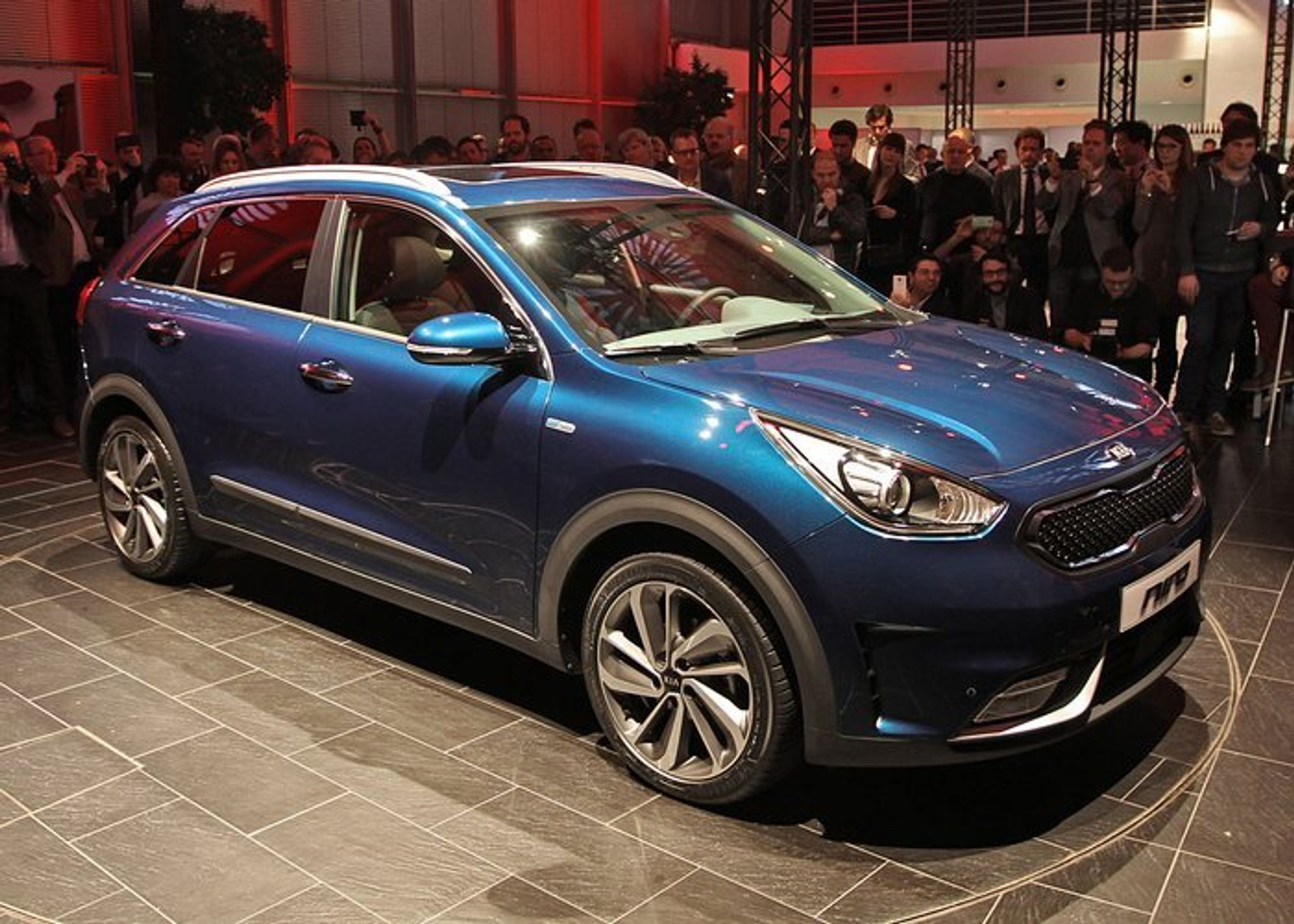 Forfra er Niro en typisk Kia, men ikke så iøjnefaldende som den større Sportage. Fotos: Torben Arent