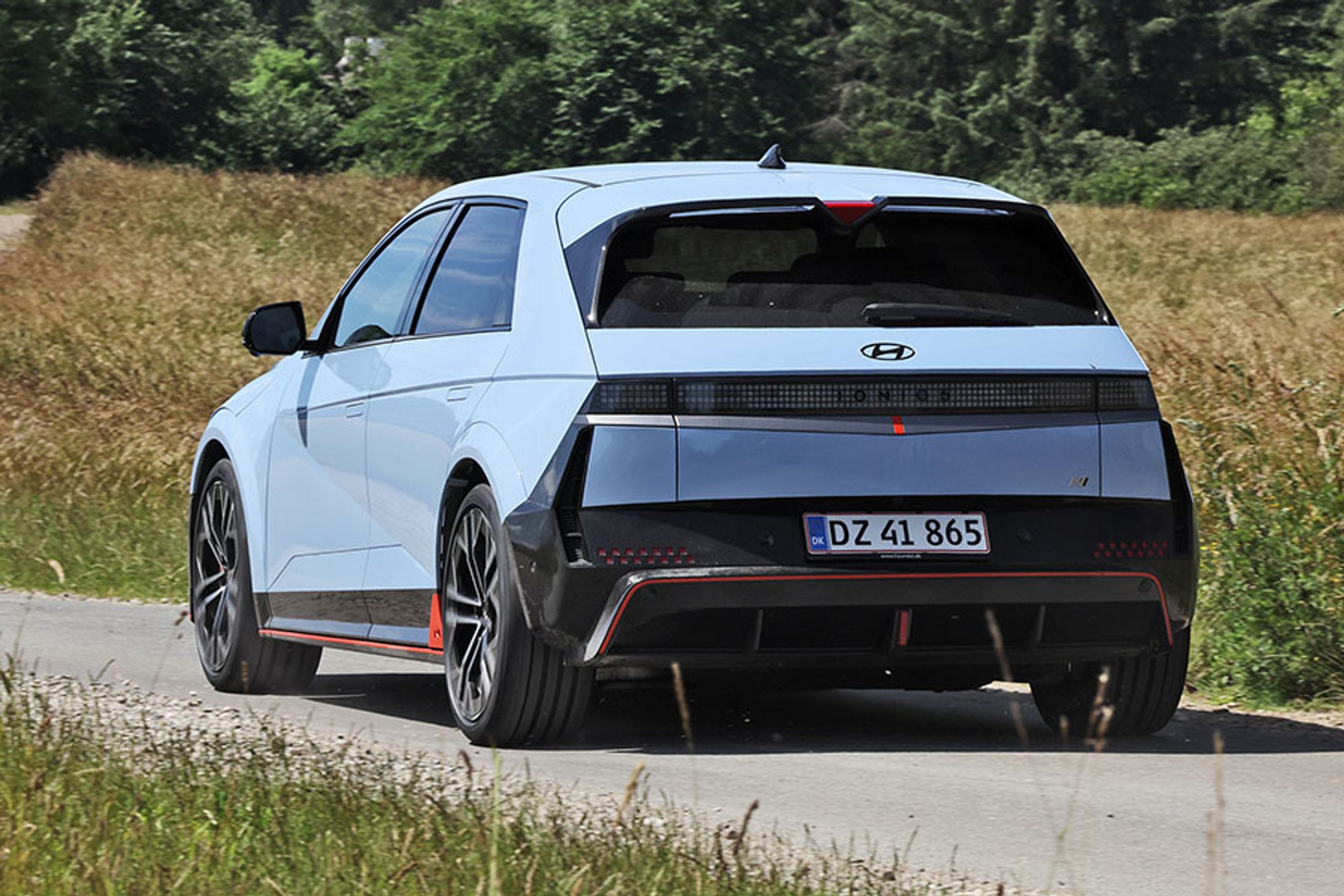 Hyundai Ioniq 5 N set bagfra, mens den kører på vej