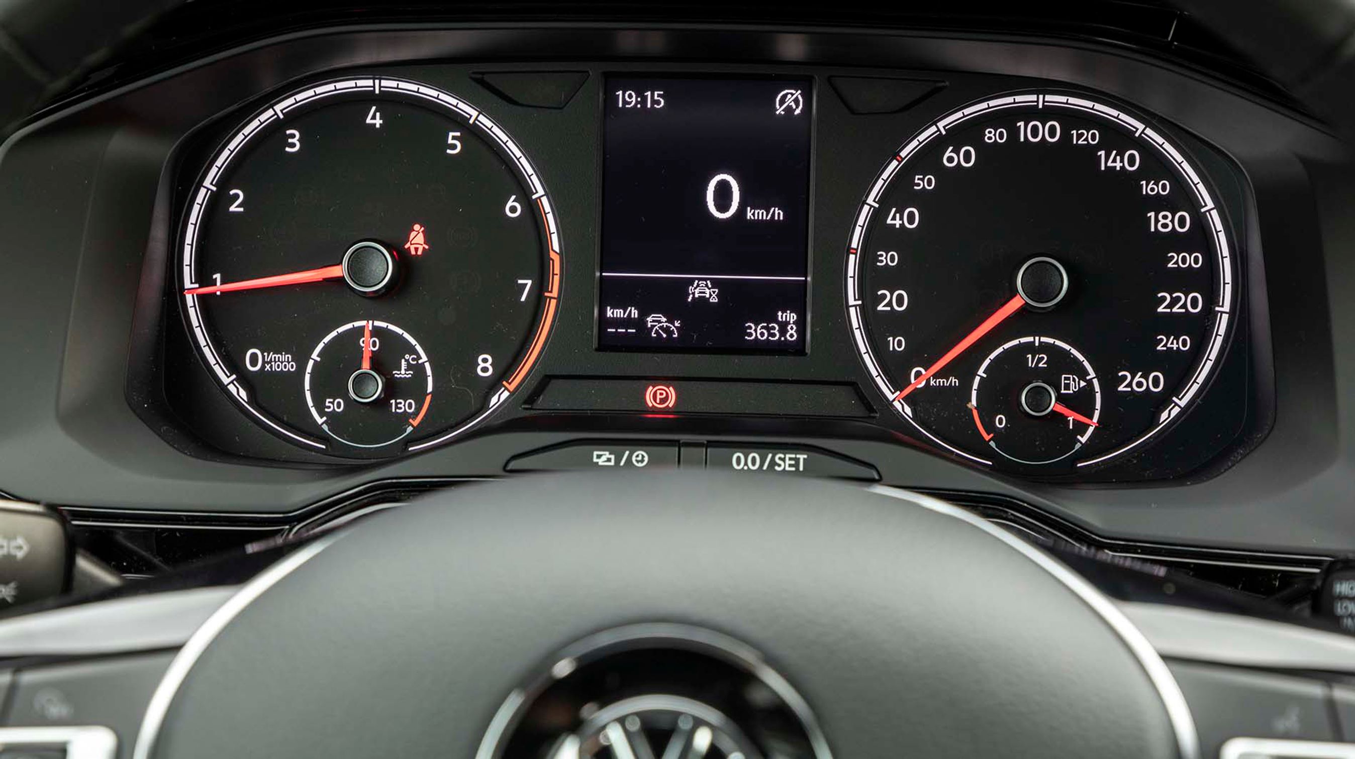 Der er store og tydelige instrumenter, og i midten kan man vælge at få vist hastigheden digitalt.