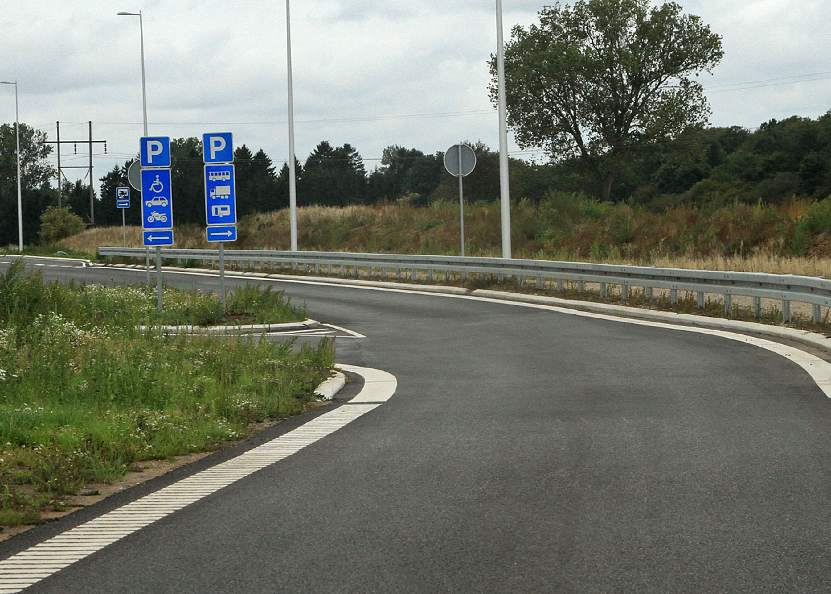 Når man kommer kørende med 70 km/t., kan det være svært at opdage, at personbiler skal dreje skarpt til venstre her. Fotos: Torben Arent