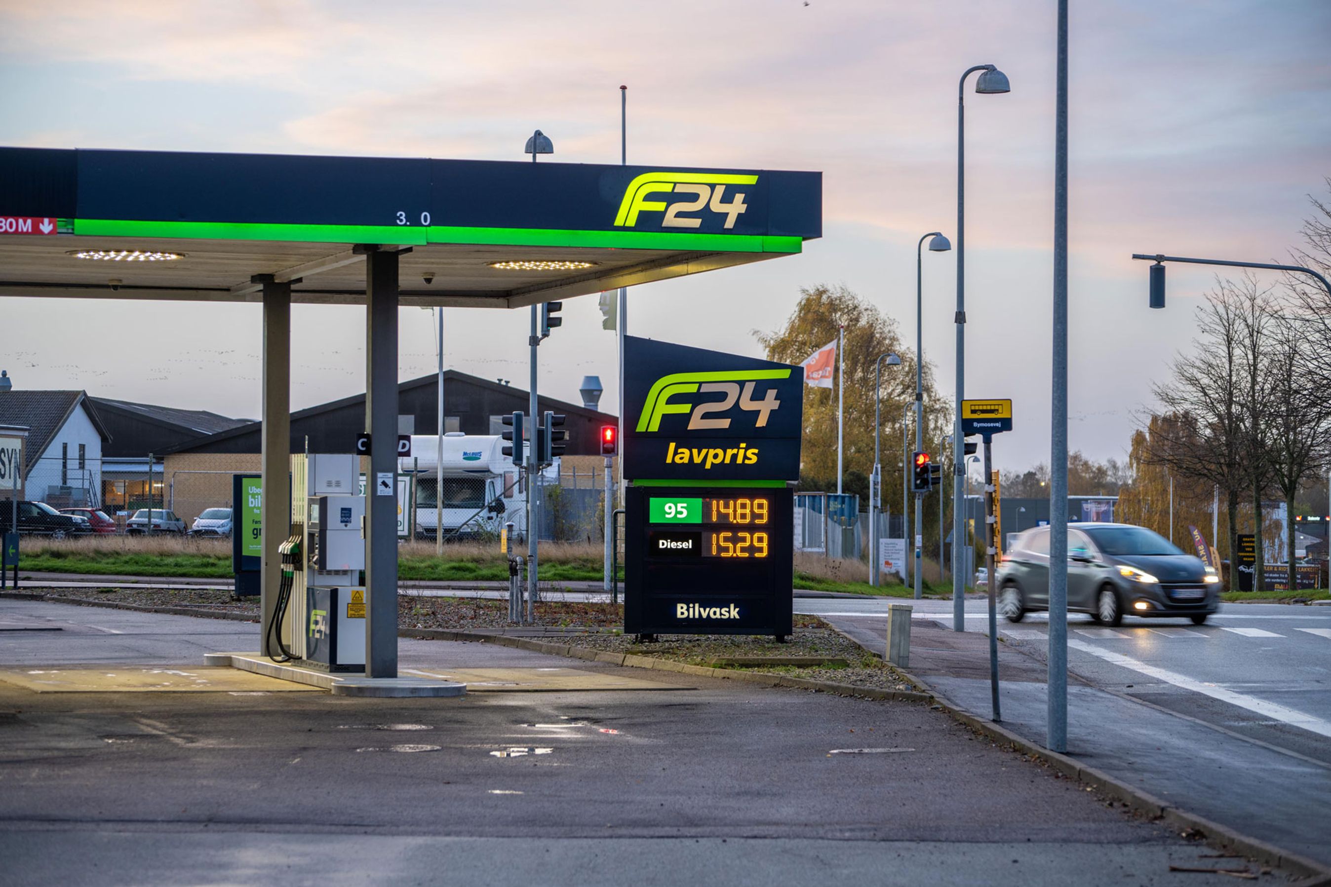 F24 tankstation med prisskilt