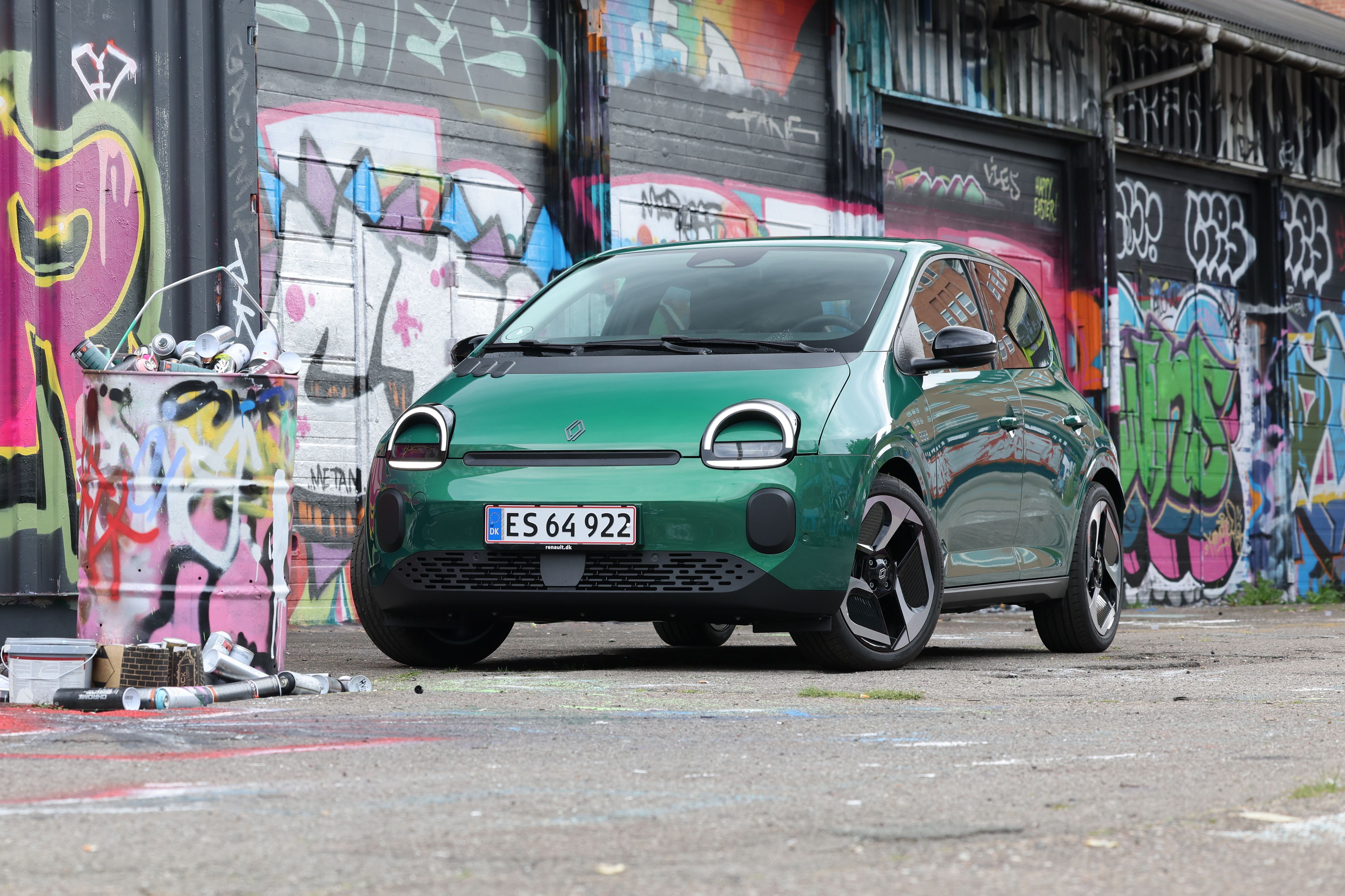 Renault Twingo set skråt forfra foran mur med graffiti