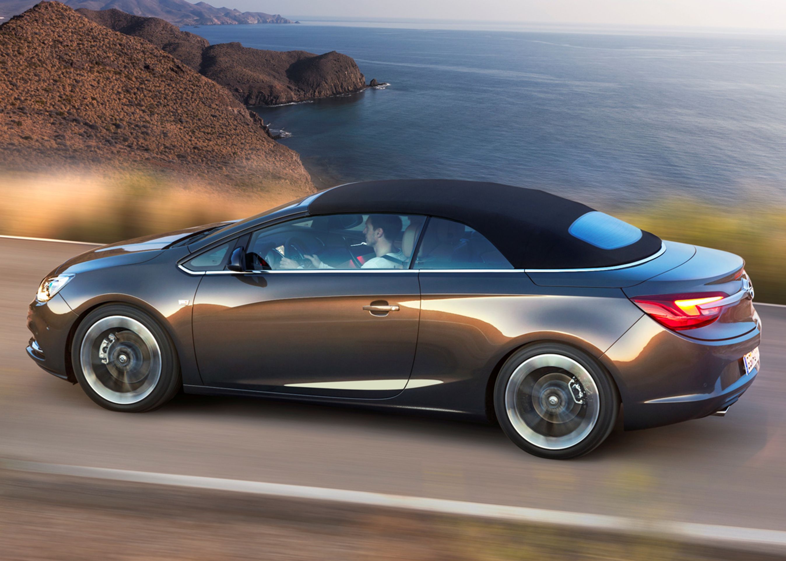 Opel Cascada kan folde kalechen op eller ned på 17 sekunder, og bilen kan køre op til 50 km/t. imens.