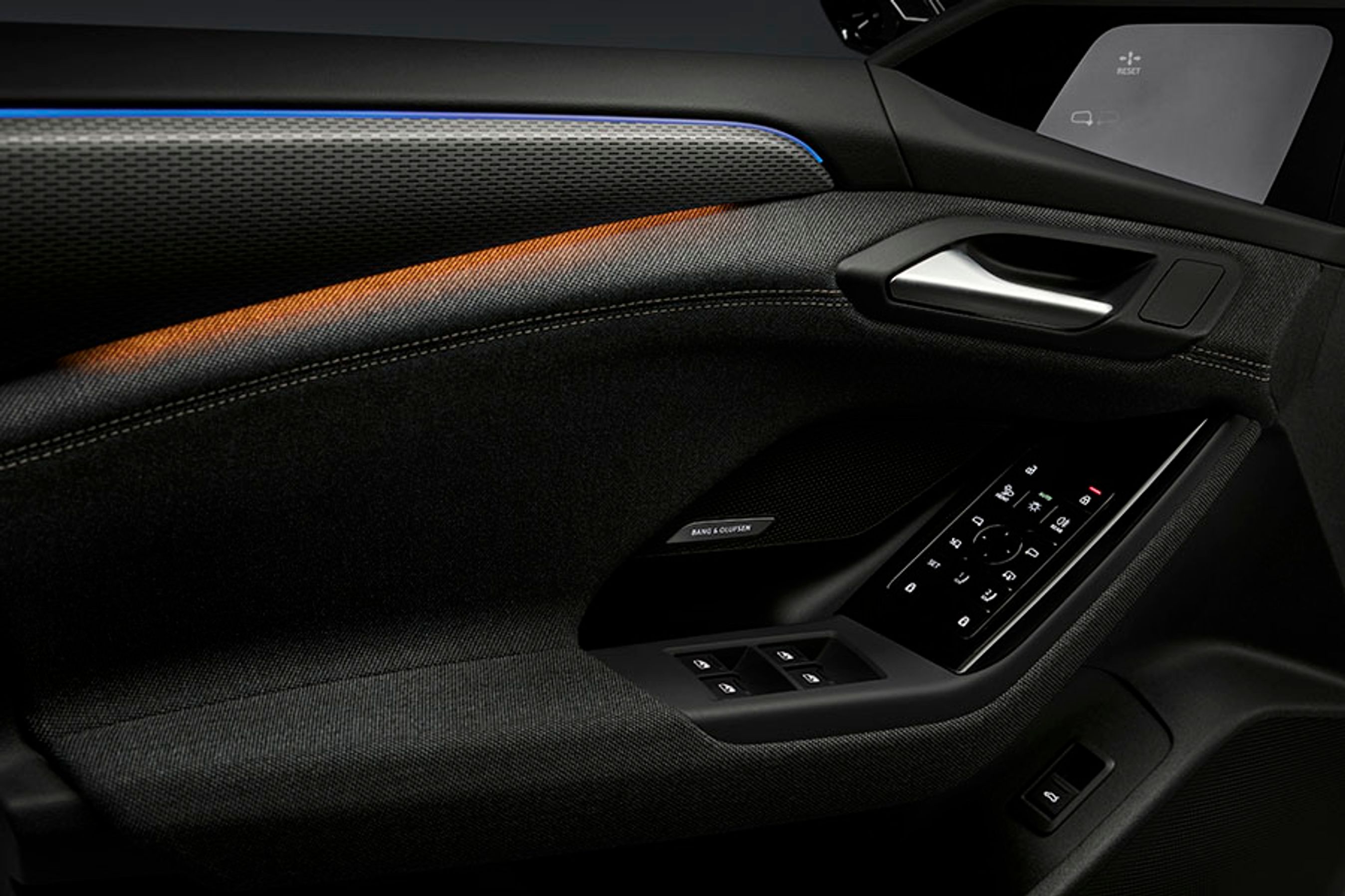 En del funktioner er samlet på et stort panel på dørsiden. En god idé, for det er nemt at se og røre, men udførslen er ikke optimal. En række forskellige funktioner (lys, sæder, spejle) er blandet sammen, og alle symboler er lige store.