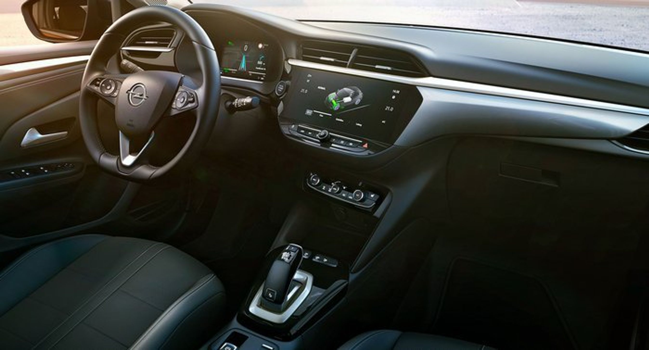 Førerpladsen er i vanlig Opel-stil - dog med en Peugeot-gearvælger.