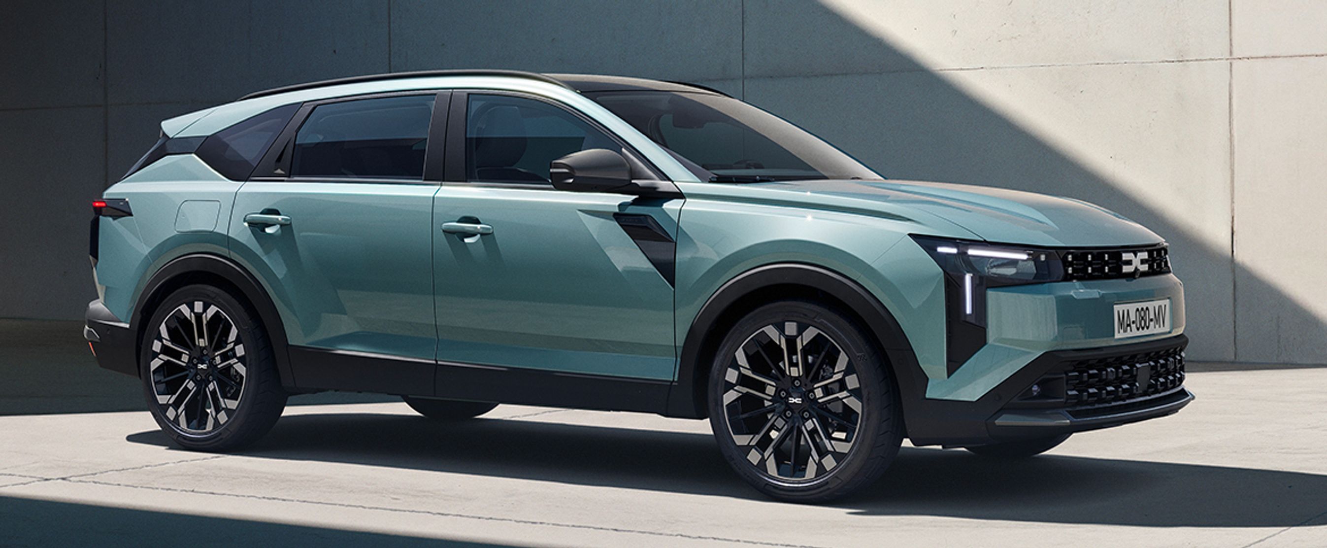 Lyseblå Dacia Striker skråt forfra.