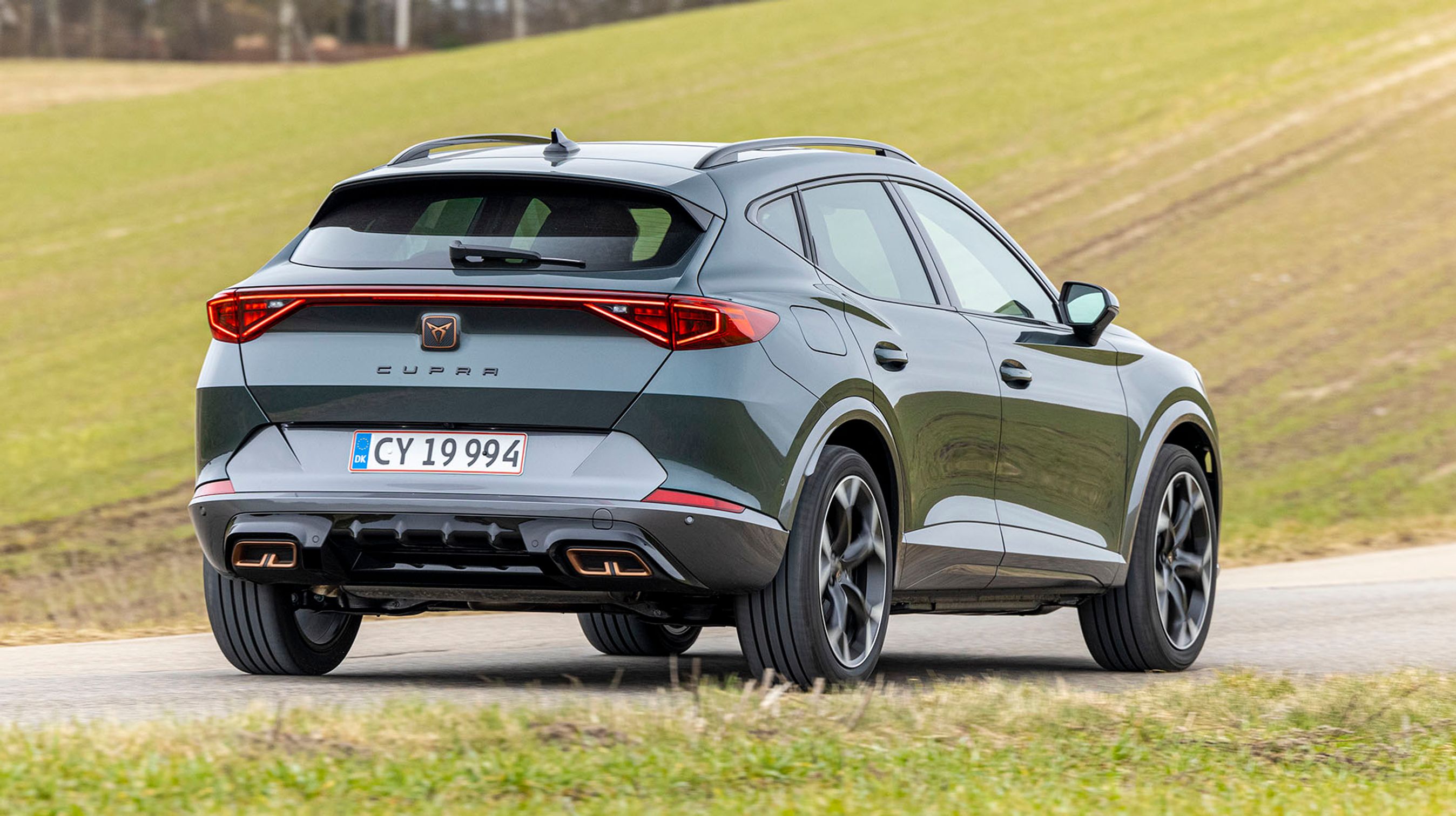 Bagfra er linjerne flotte, og der er mange detaljer, der gør, at man kan blive ved med at finde sjove linjer overalt på bilens ydre.