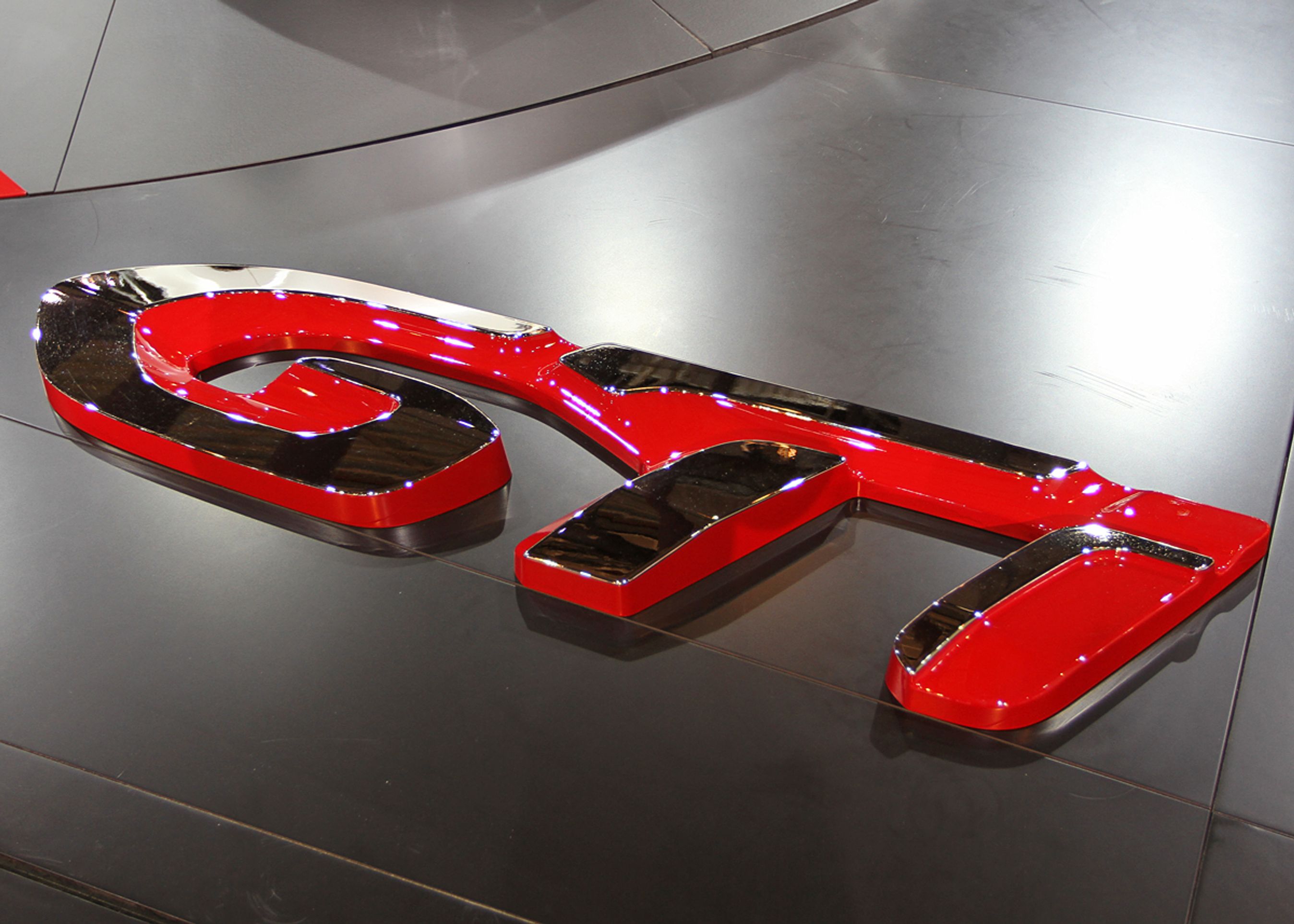 Et rødt GTI-logo identificerer Peugeots 208-topmodel.