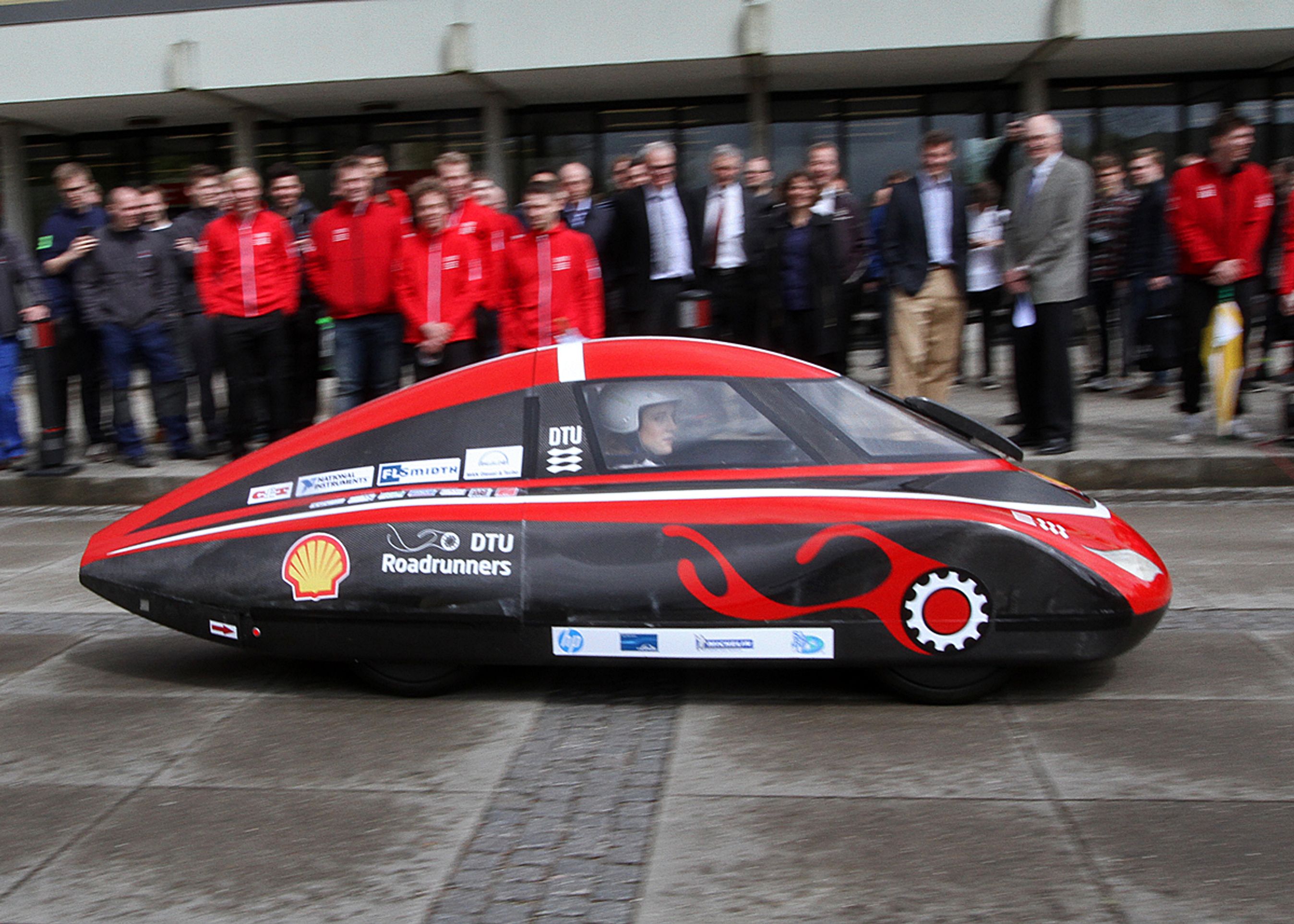 DTU's "Dynamo" har en encylindret motor, der kører på bioætanol. Nyt i år er bl.a. automatgear. Fotos: Torben Arent