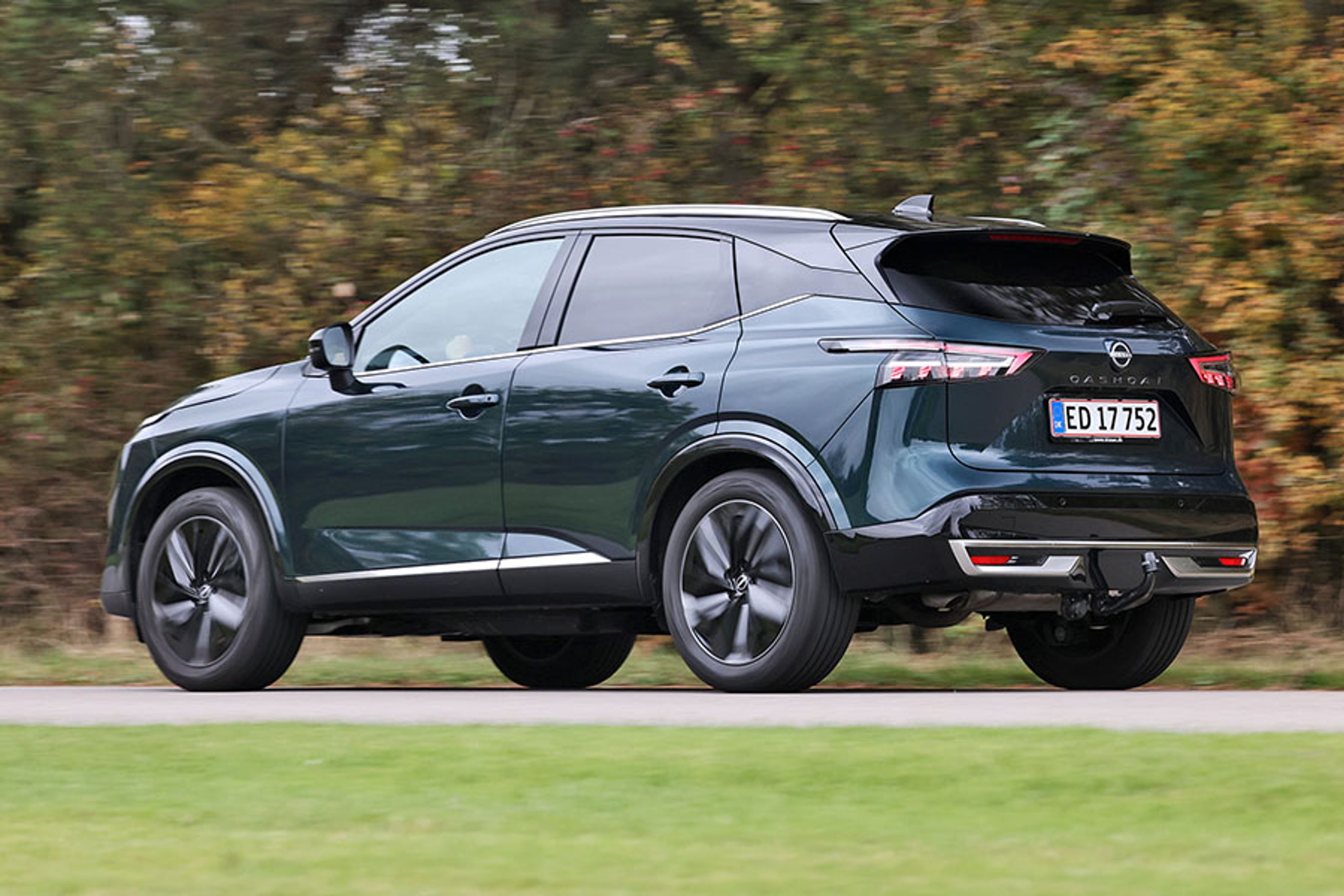 Nissan Qashqai set bagfra, mens den kører på landevej
