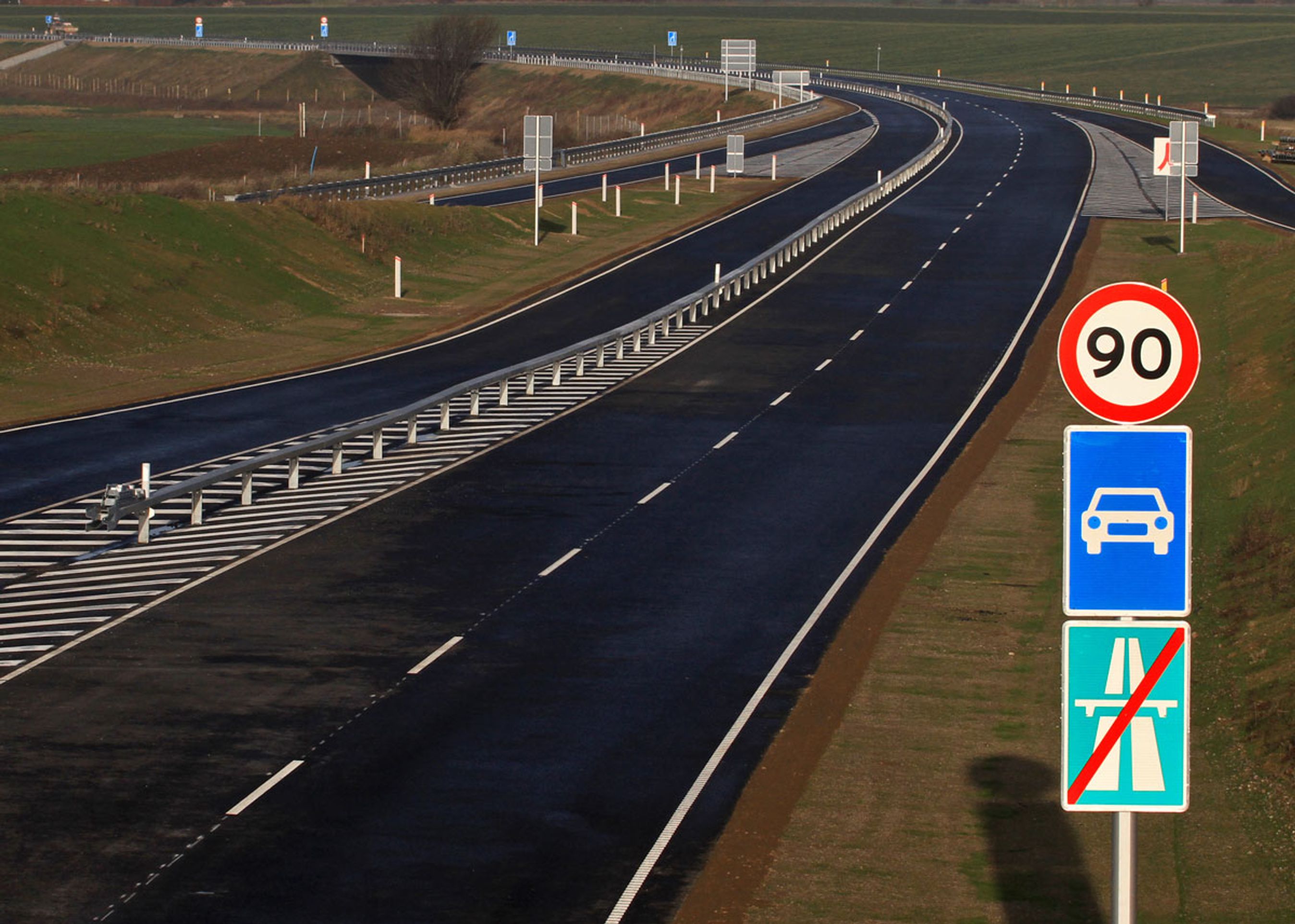 Den nye motortrafikvej begynder i syd ved Holbækmotorvejens afslutning. Vejen får meget høj standard: overhalingsspor, midterautoværn og 90 km/t.