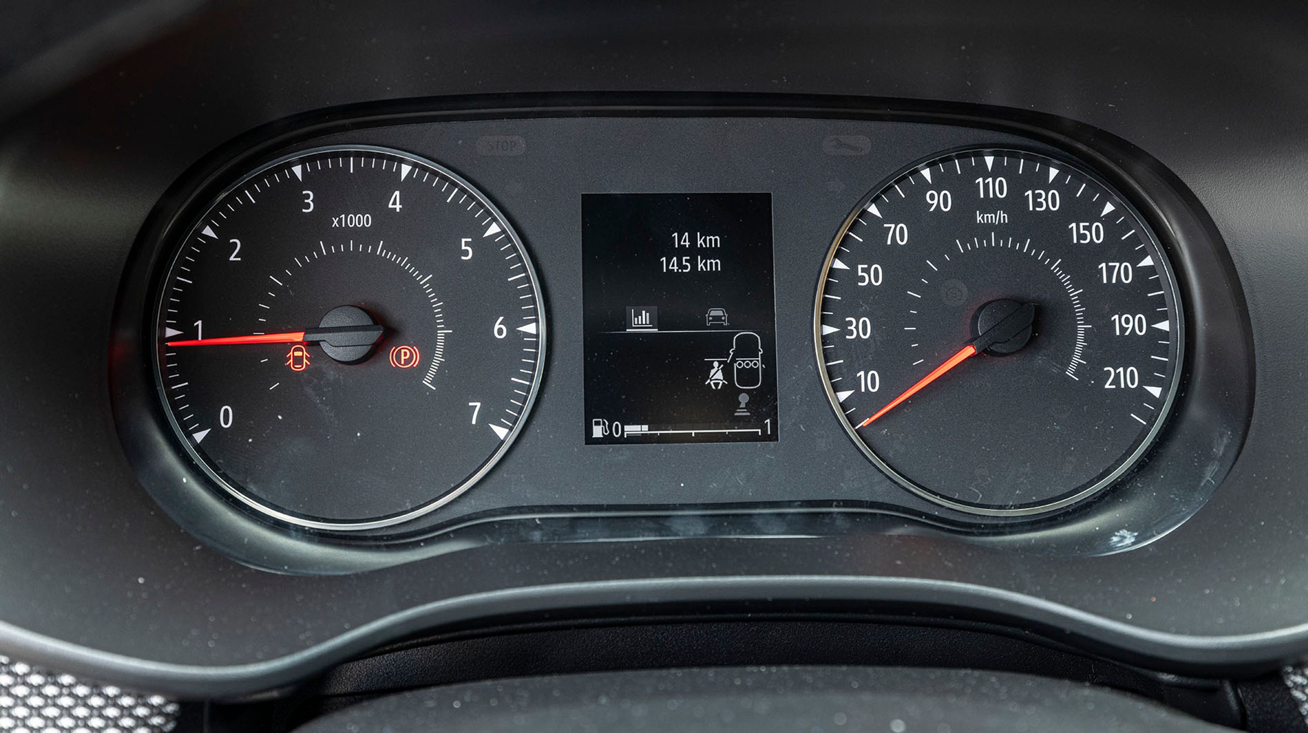 Der er ikke megen hurlumhej i instrumenthuset, og det er faktisk godt. Urskiverne er tydelige at aflæse under kørslen.