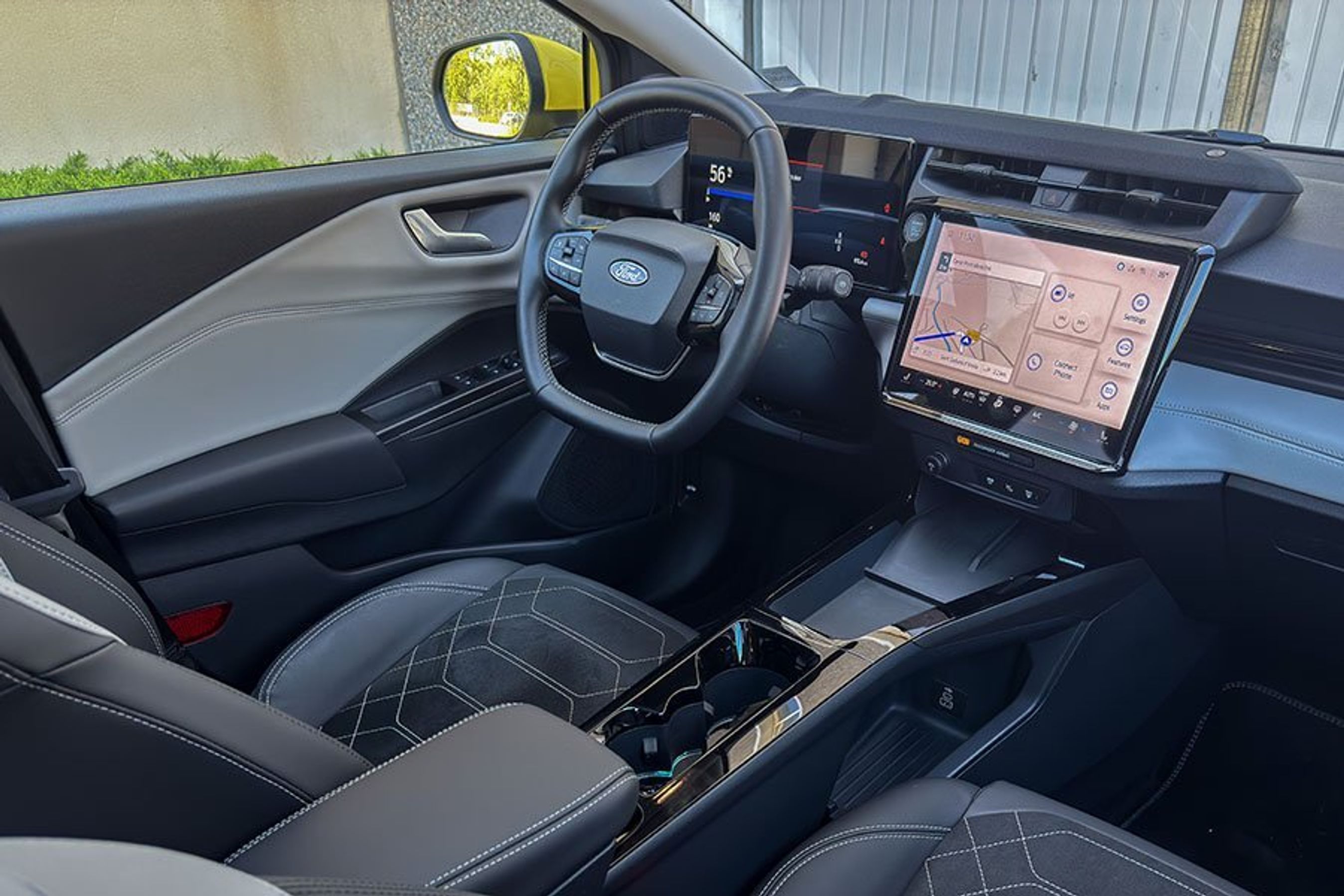 Førerpladsen i en Ford Puma