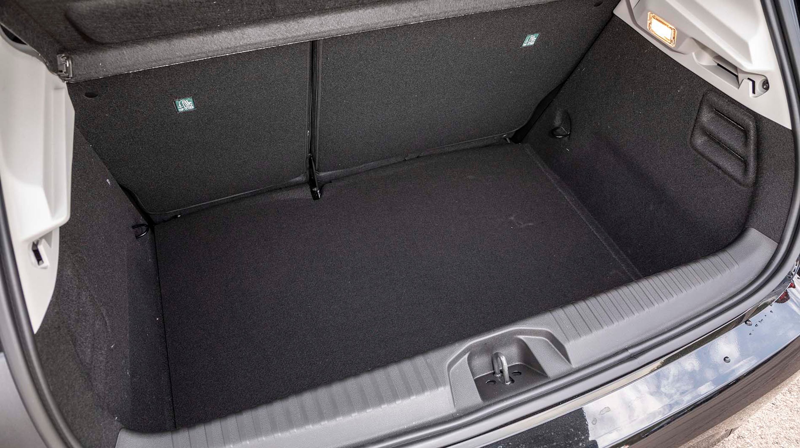 Bagagerummet i Clio rummer hele 391 liter takket være en dyb bund. Nederst findes et lappekit. Bundens lave position betyder, at der dannes en kant, når bagsædets ryglæn fældes forover.