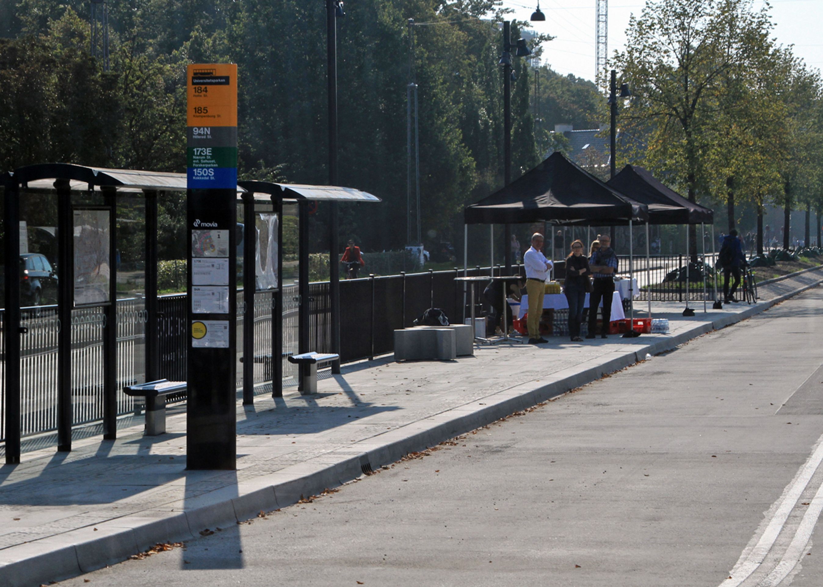 Stoppestederne er udformet som små stationer i lighed med letbanestationer.