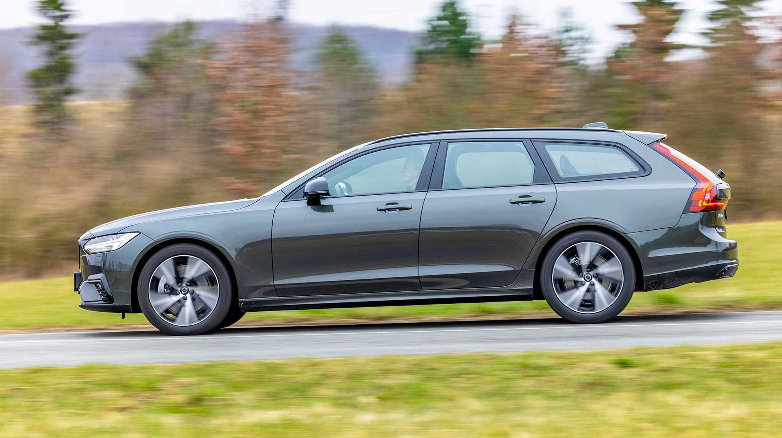 Volvo V90 er en lang bil. Den måler fra ende til anden knap fem meter, og der er næsten tre meter fra forhjul til baghjul.