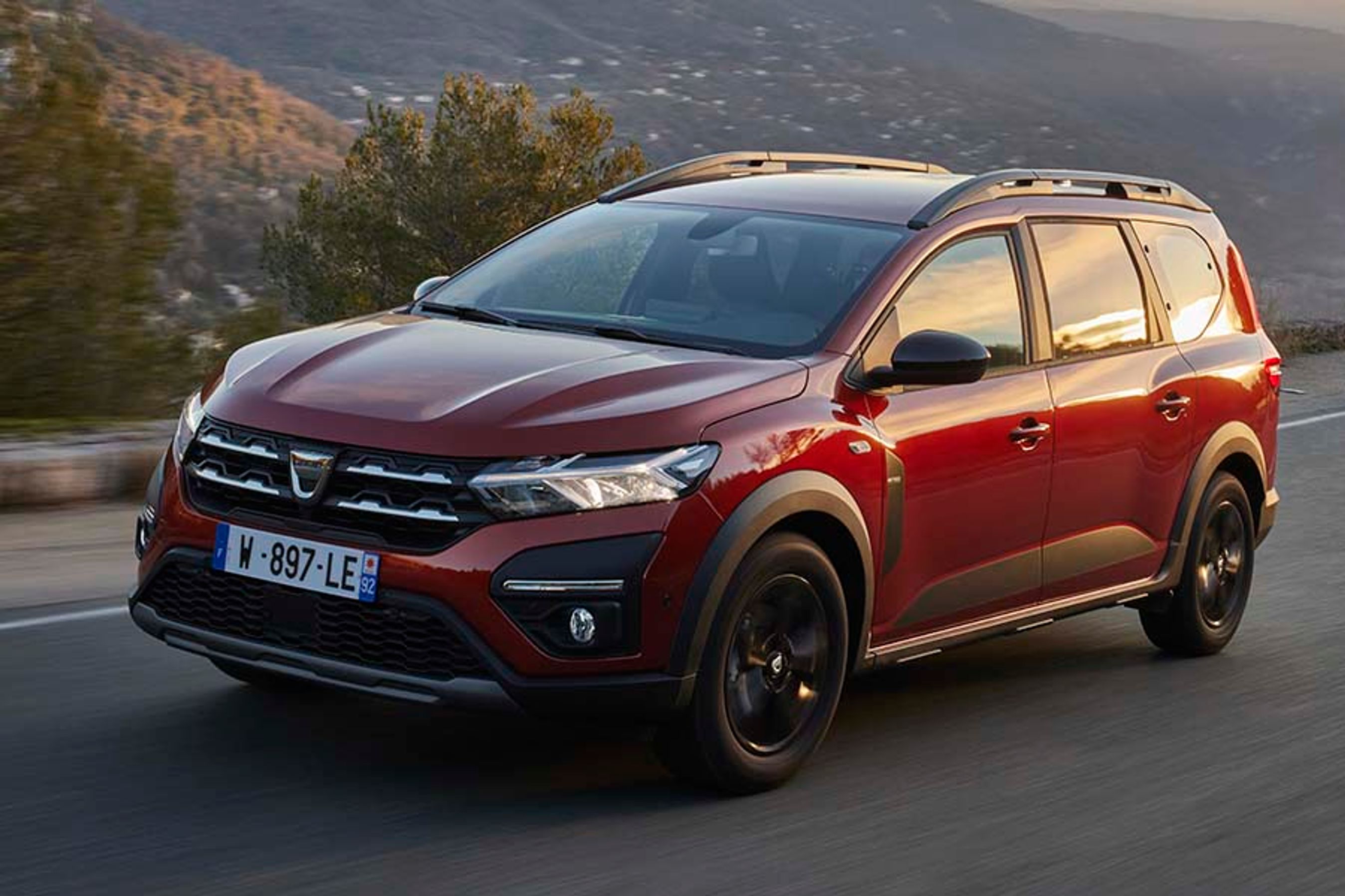 Dacia Jogger fremstår mere stationcar-agtig end forgængeren Lodgy, og har fået et ret solidt design. Desværre har bilen fået det bedagede Dacia-logo i stedet for det mere moderne, der blev lanceret i 2021.