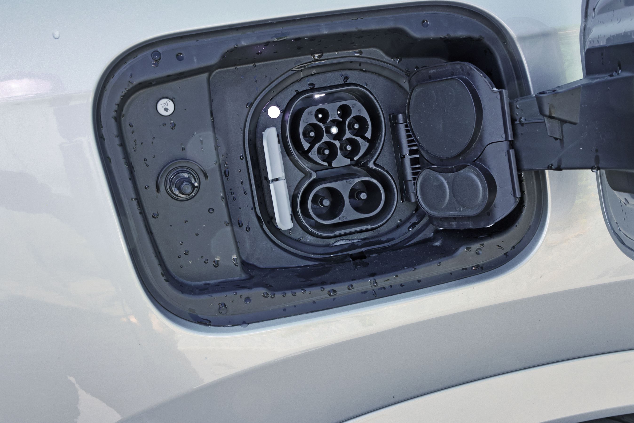 Ladestikket i den faceliftede udgave af BMW iX1 eDrive Supercharged fra 2026. 