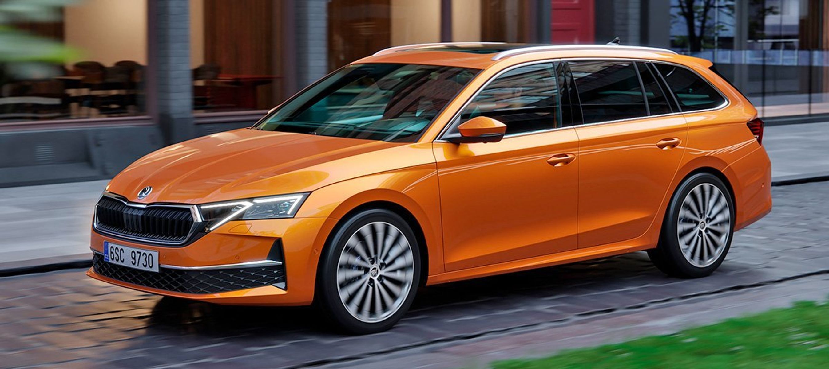 Orange Skoda Octavia stationcar forfra.